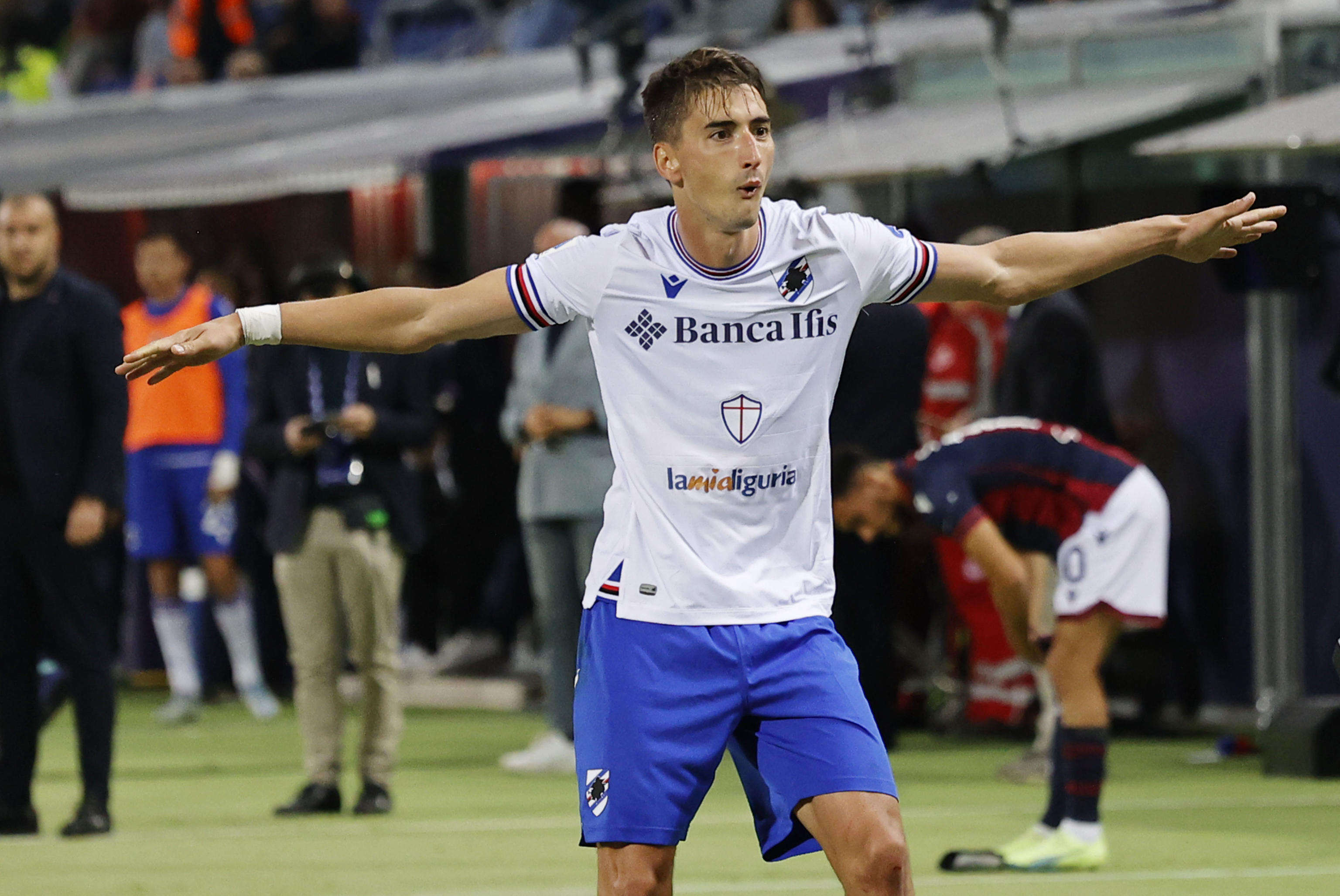 epa10231807 Sampdoria's Filip Djuricic jubilates after scoring during the Italian Serie A soccer match between Bologna FC and UC Sampdoria in Bologna, Italy, 08 October 2022.  EPA-EFE/SERENA CAMPANINI