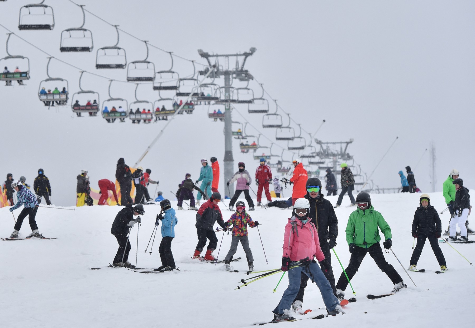 People go skiing in the popular Ukrainian ski resort of Bukovel, in the Carpathian mountains, on December 15, 2017.,Image: 357968638, License: Rights-managed, Restrictions: , Model Release: no, Credit line: Sergei SUPINSKY / AFP / Profimedia