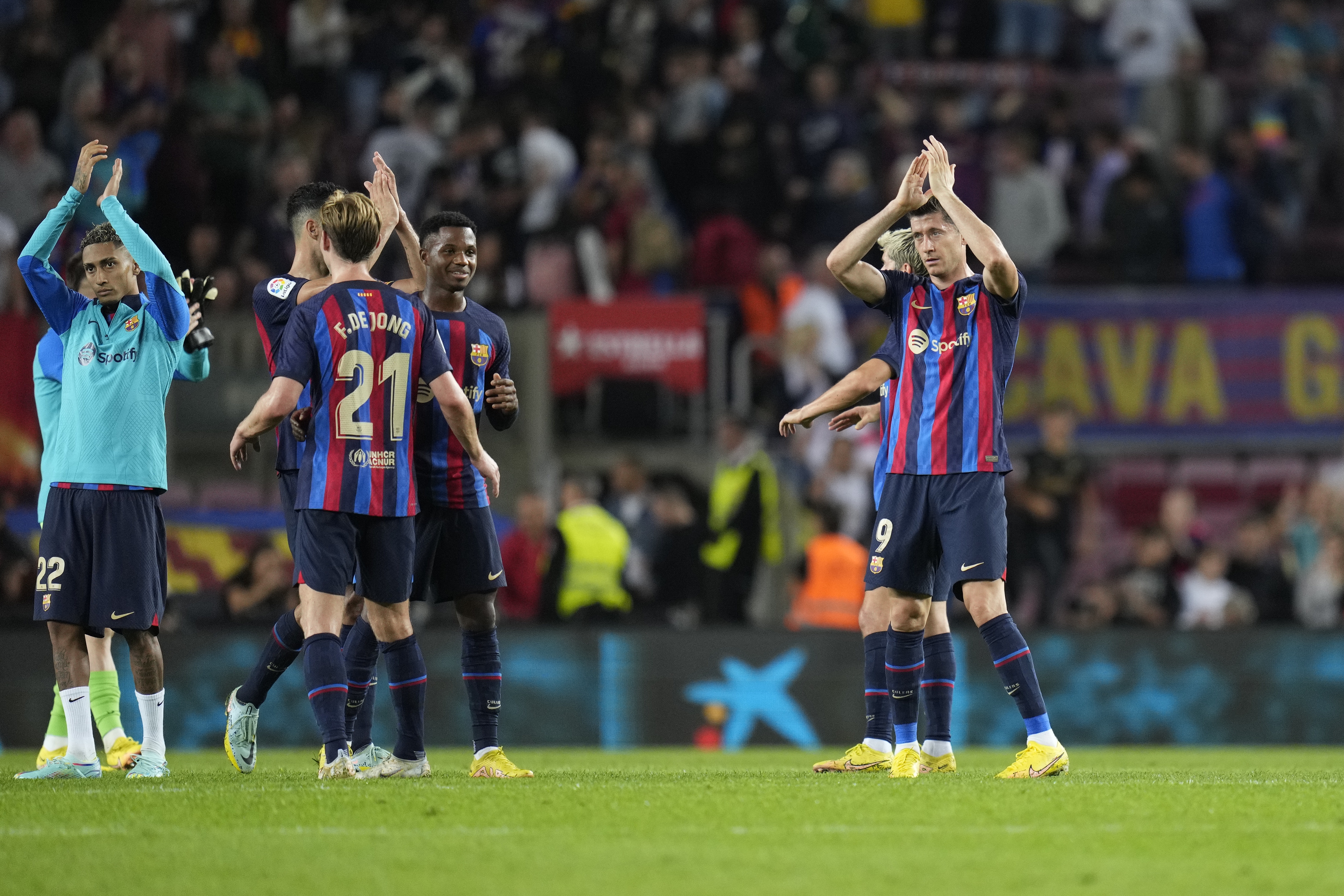 epa10233617 FC Barcelona´s players celebrate with supporters after the Spanish LaLiga soccer match between FC Barcelona and Real Celta de Vigo at Camp Nou stadium in Barcelona, Catalonia, Spain, 09 October 2022.  EPA-EFE/SIU WU