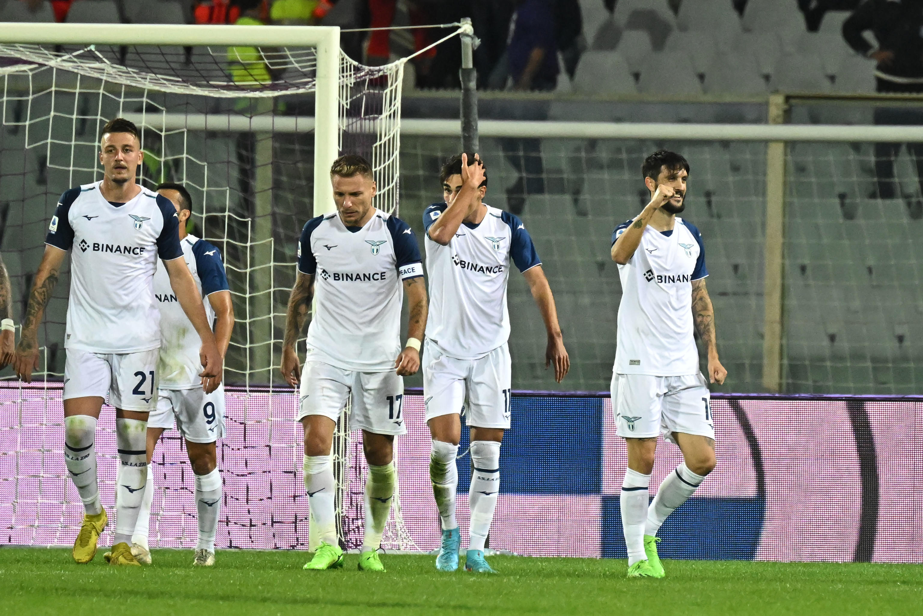 epa10235239 Lazio's Spanish midfielder Luis Alberto (R) celebrates after scoring a goal during the Italian Serie A soccer match ACF Fiorentina vs SS Lazio at Artemio Franchi Stadium in Florence, Italy, 10 October 2022.  EPA-EFE/CLAUDIO GIOVANNINI