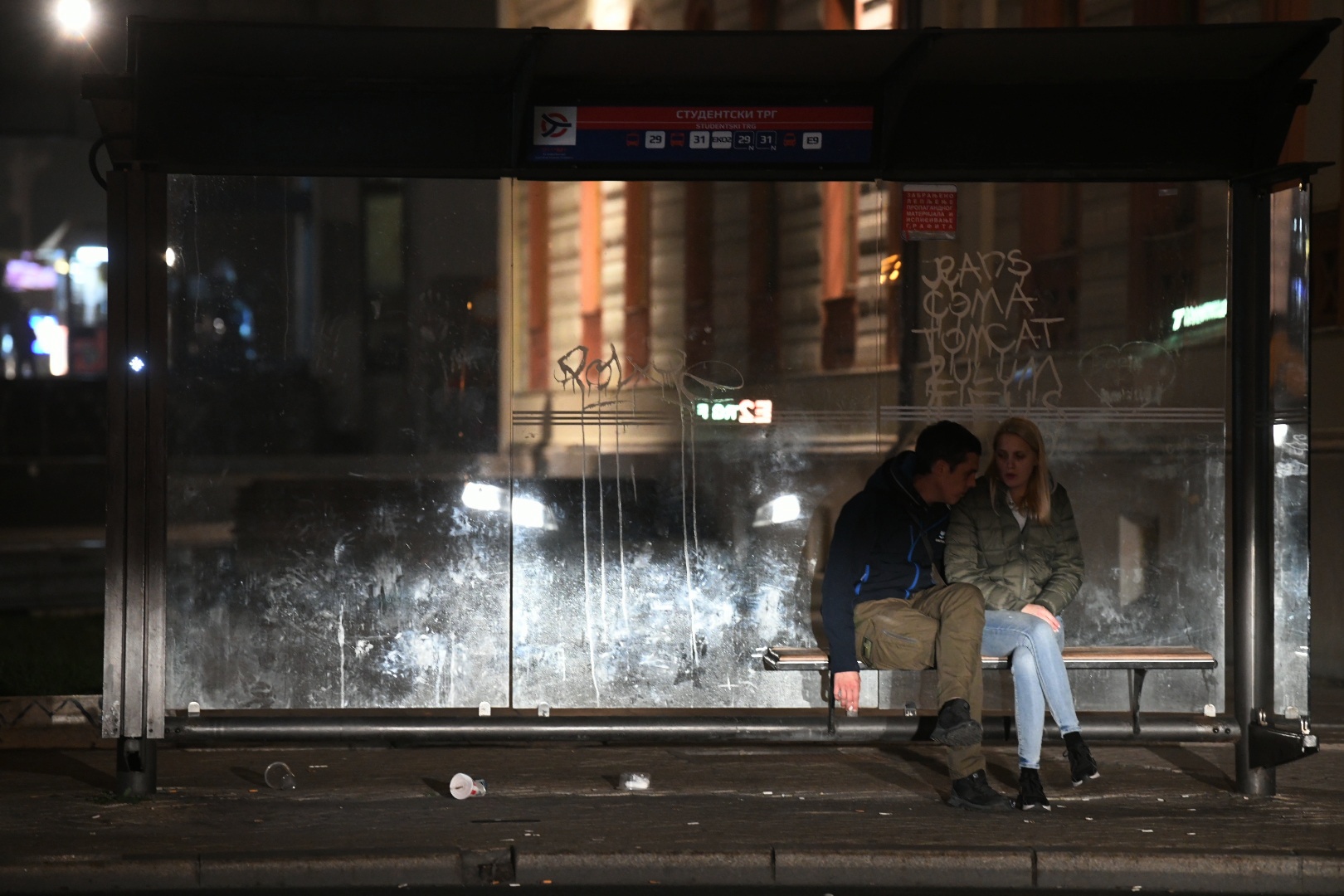 Beograd 31.10.2022 nocu, oktobar, autobuska stanica, prevoz, mladi par