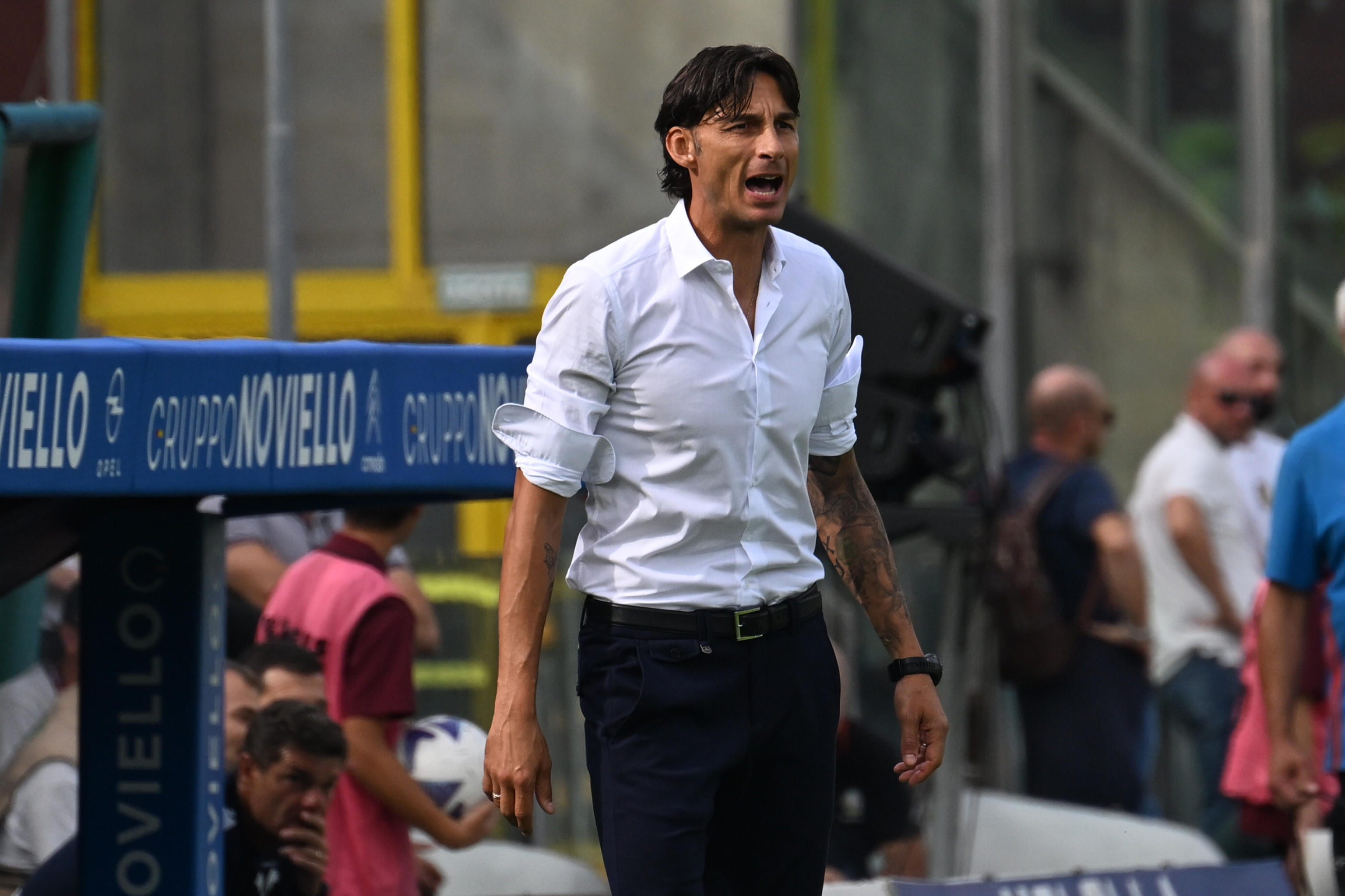 epa10232836 Verona's head coach Gabriele Cioffi reacts during the Italian Serie A soccer match between US Salernitana and Hellas Verona FC in Salerno, Italy, 09 October 2022.  EPA-EFE/MASSIMO PICA