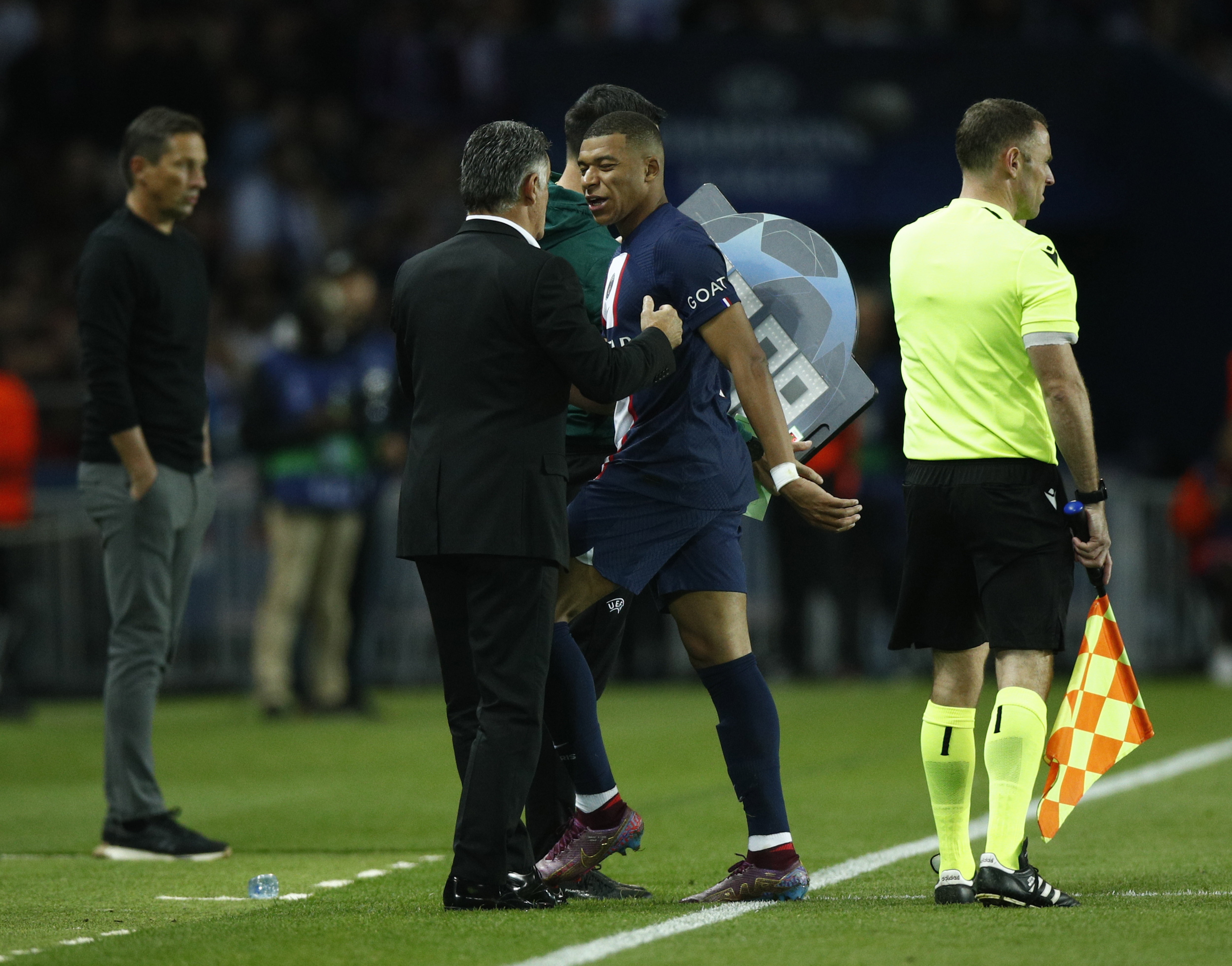 epa10237159 Paris Saint Germain's Kylian Mbappe leaves the pitch after being injured during the UEFA Champions League group H soccer match between Paris Saint-Germain (PSG) and SL Benfica in Paris, France, 11 October 2022.  EPA-EFE/YOAN VALAT
