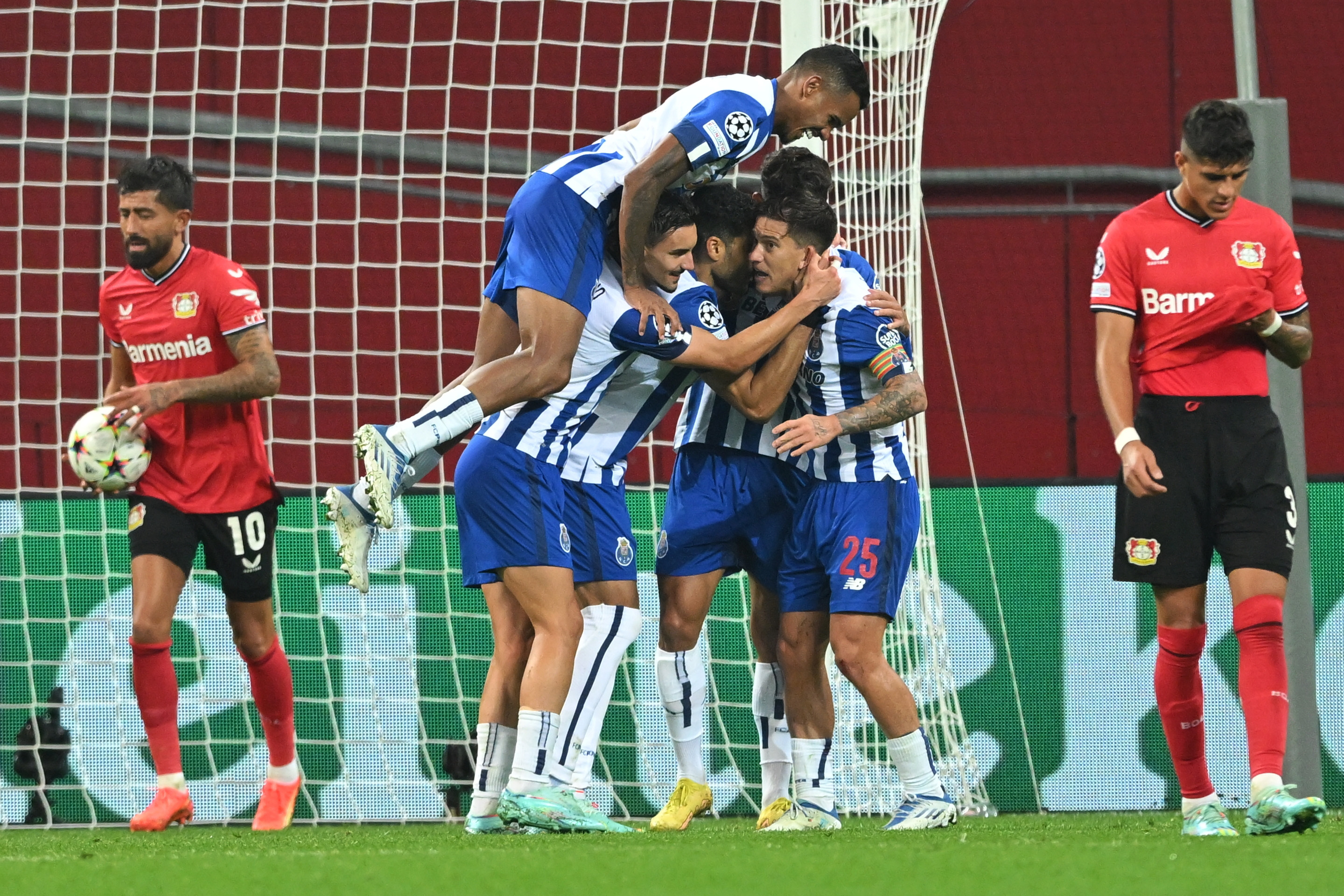 epa10239573 Porto players celebrate after scoring the 2-0 lead by penalty during the UEFA Champions League group B stage match between Bayer 04 Leverkusen and FC Porto in Leverkusen, Germany, 12 October 2022.  EPA-EFE/SASCHA STEINBACH