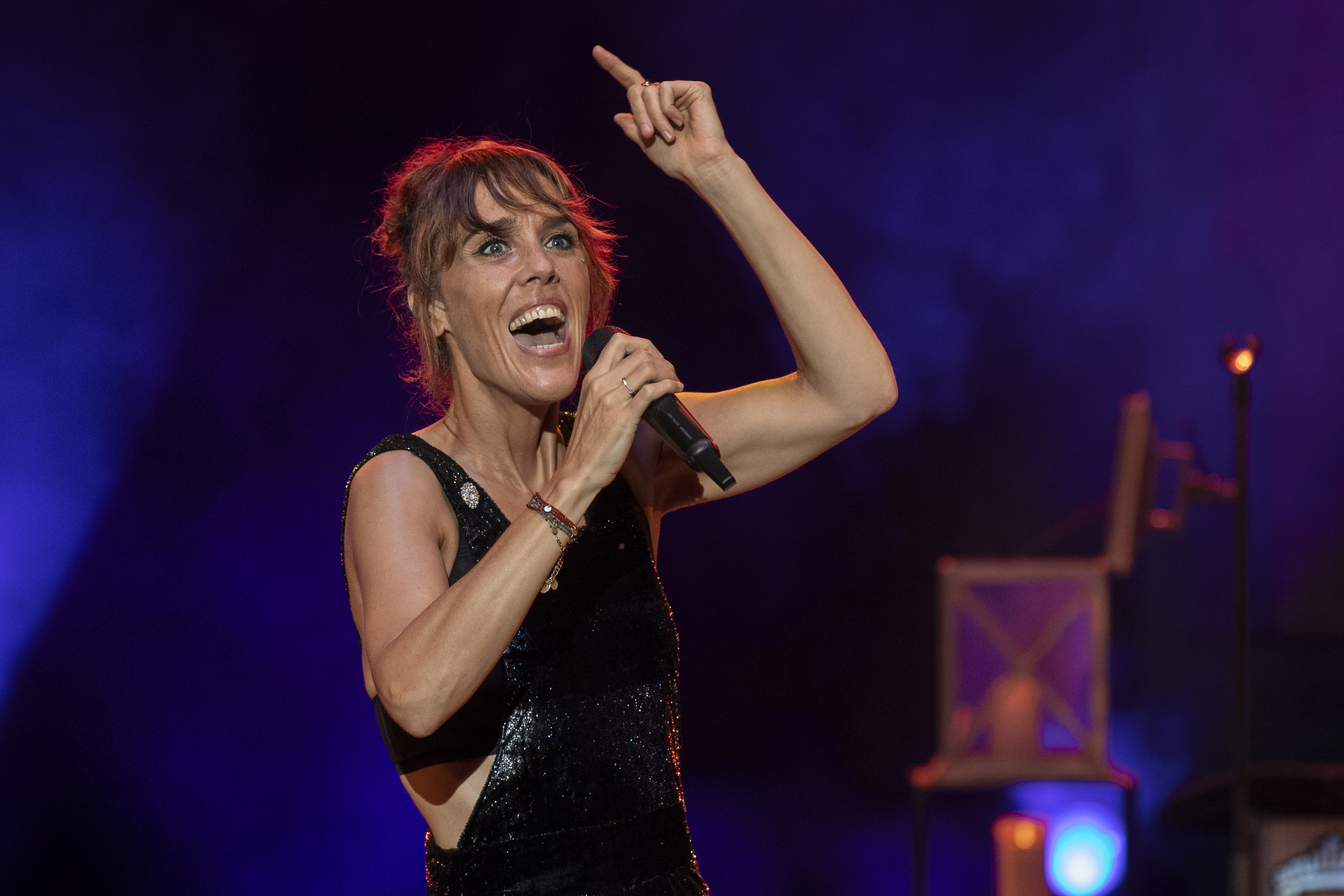 epa10087065 French singer and composer Isabelle Geffroy 'ZAZ' performs on stage during her San Javier's Jazz Festival concert at Almarsa park in San Javier, Murcia, southeastern Spain, 22 July 2022.  EPA-EFE/Marcial Guillen