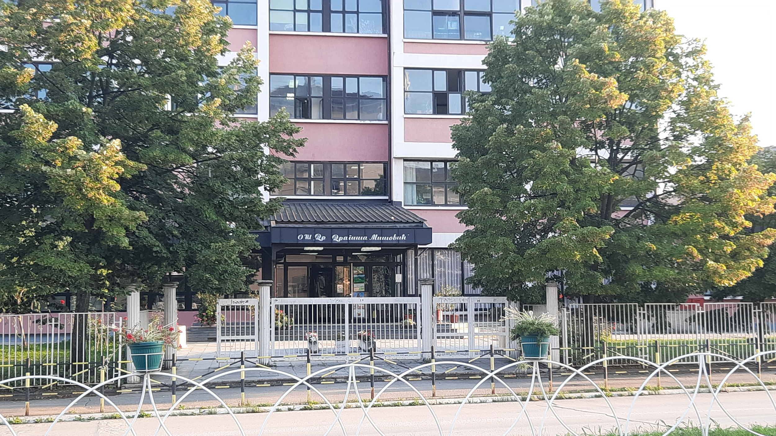 "Jedina razlika između Adaktarovih i mene je što oni voze skupa auta, a ja nemam pare ni za struju, ni za cigare"
Cacak