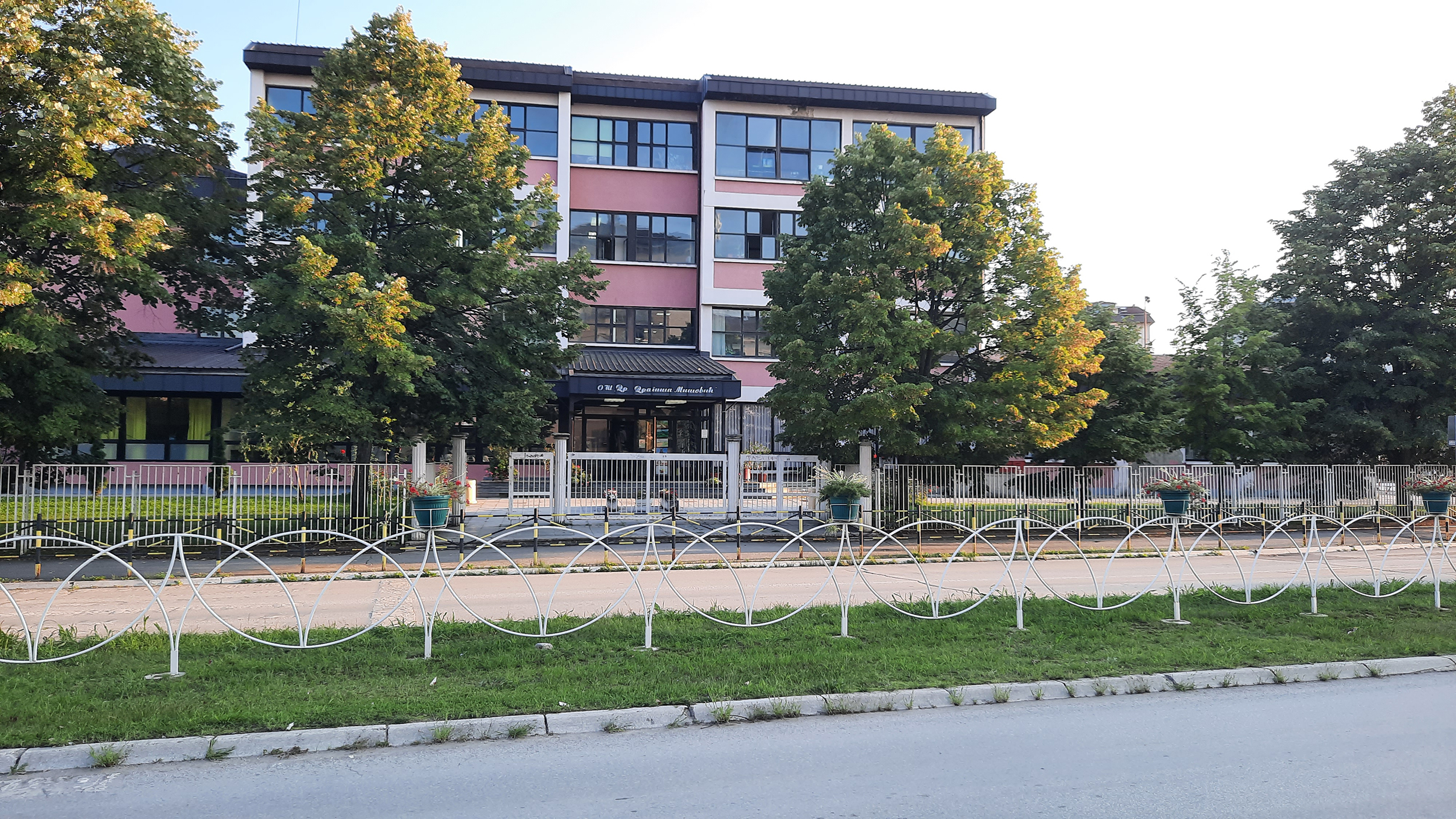 "Jedina razlika između Adaktarovih i mene je što oni voze skupa auta, a ja nemam pare ni za struju, ni za cigare"
Cacak