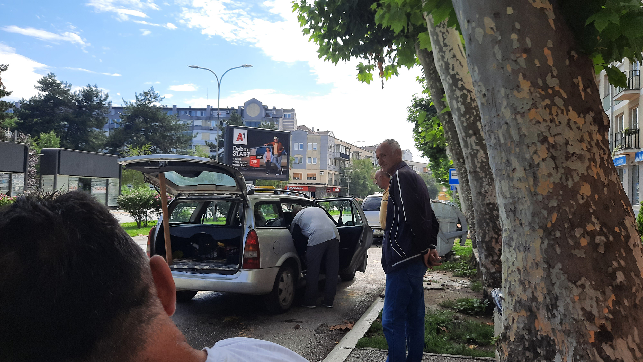 "Jedina razlika između Adaktarovih i mene je što oni voze skupa auta, a ja nemam pare ni za struju, ni za cigare"
Cacak
