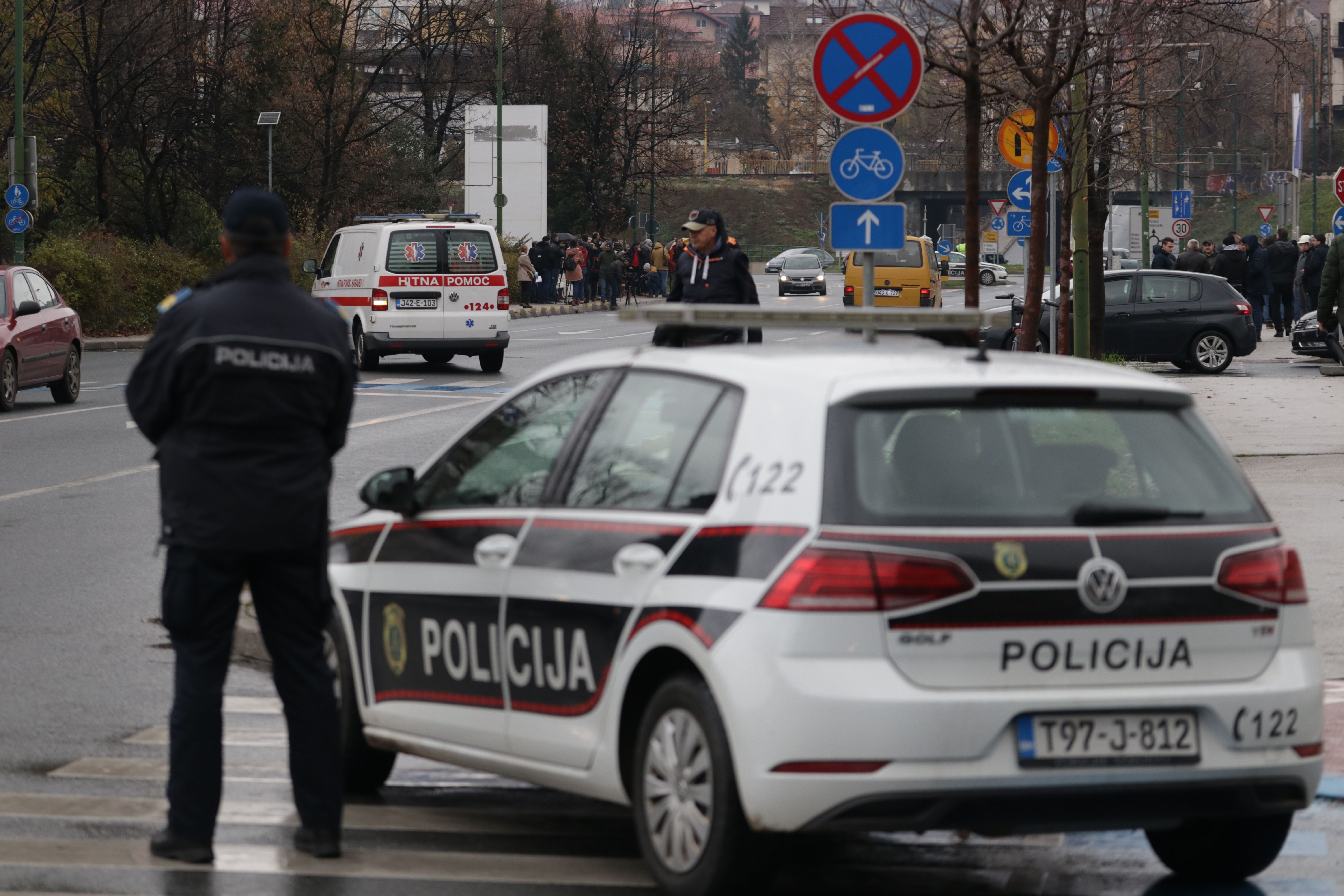 VOZILA POLICIJE I HITNE POMOCI NA PROTESTU
