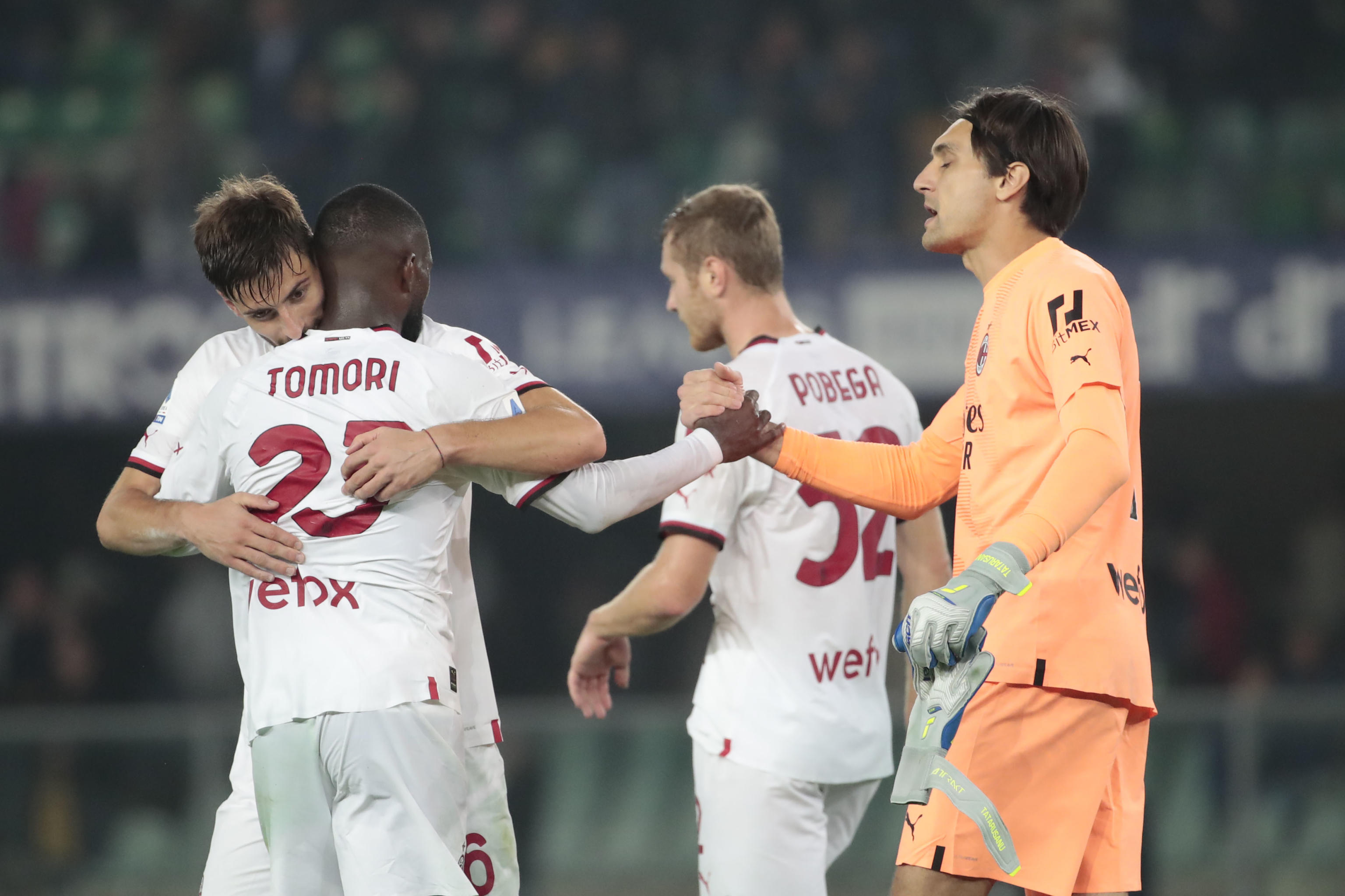 epa10248004 Milan players celebrate after winning the Italian Serie A soccer match between Hellas Verona and AC Milan in Verona, Italy, 16 October 2022.  EPA-EFE/EMANUELE PENNACCHIO