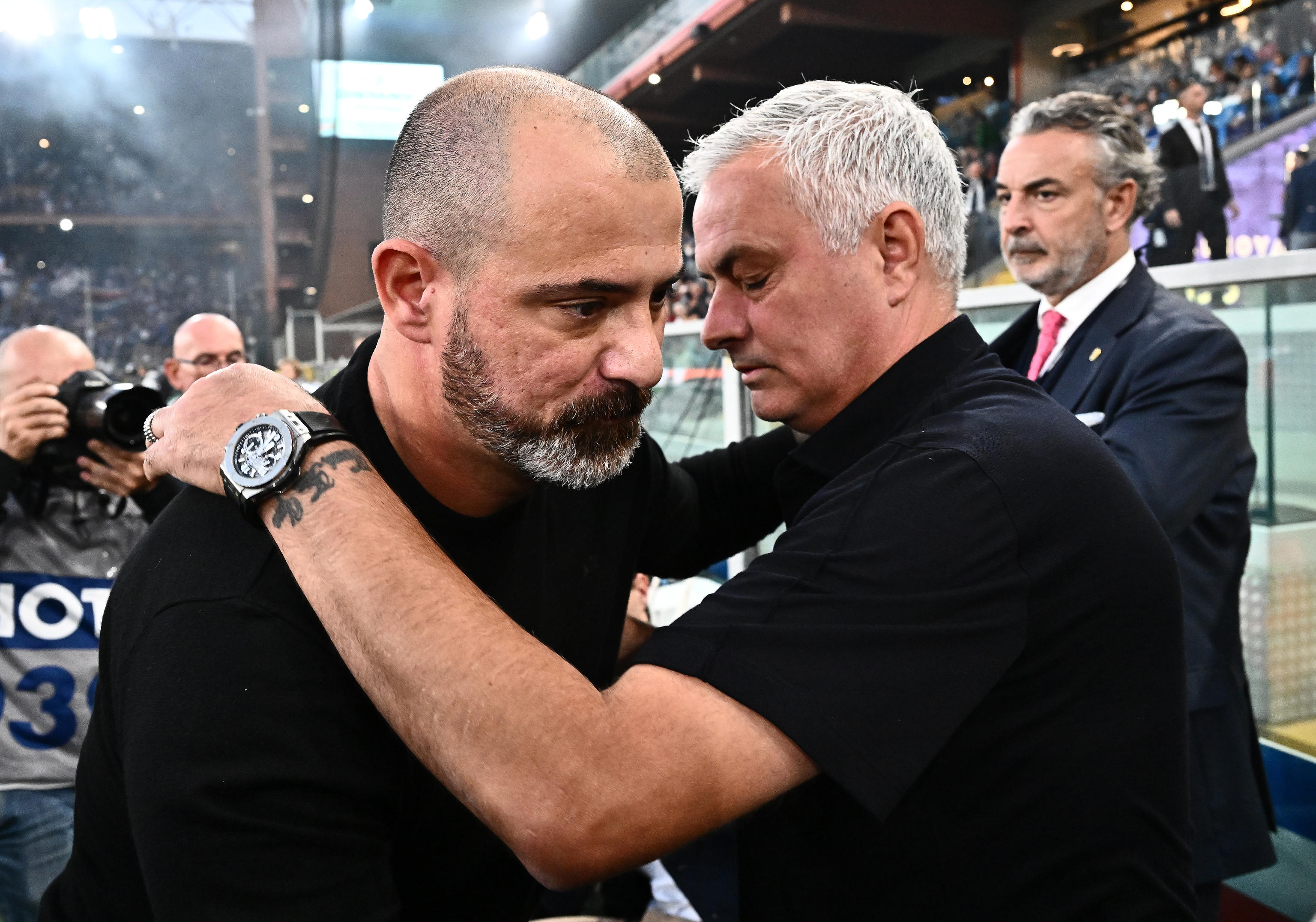 epa10249166 Sampdoria's coach Dejan Stankovic (L) and Roma's coach Jose Mourinho (R) prior the Italian Serie A soccer match between UC Sampdoria vs AS Roma in Genoa, Italy, 17 October 2022.  EPA-EFE/LUCA ZENNARO
