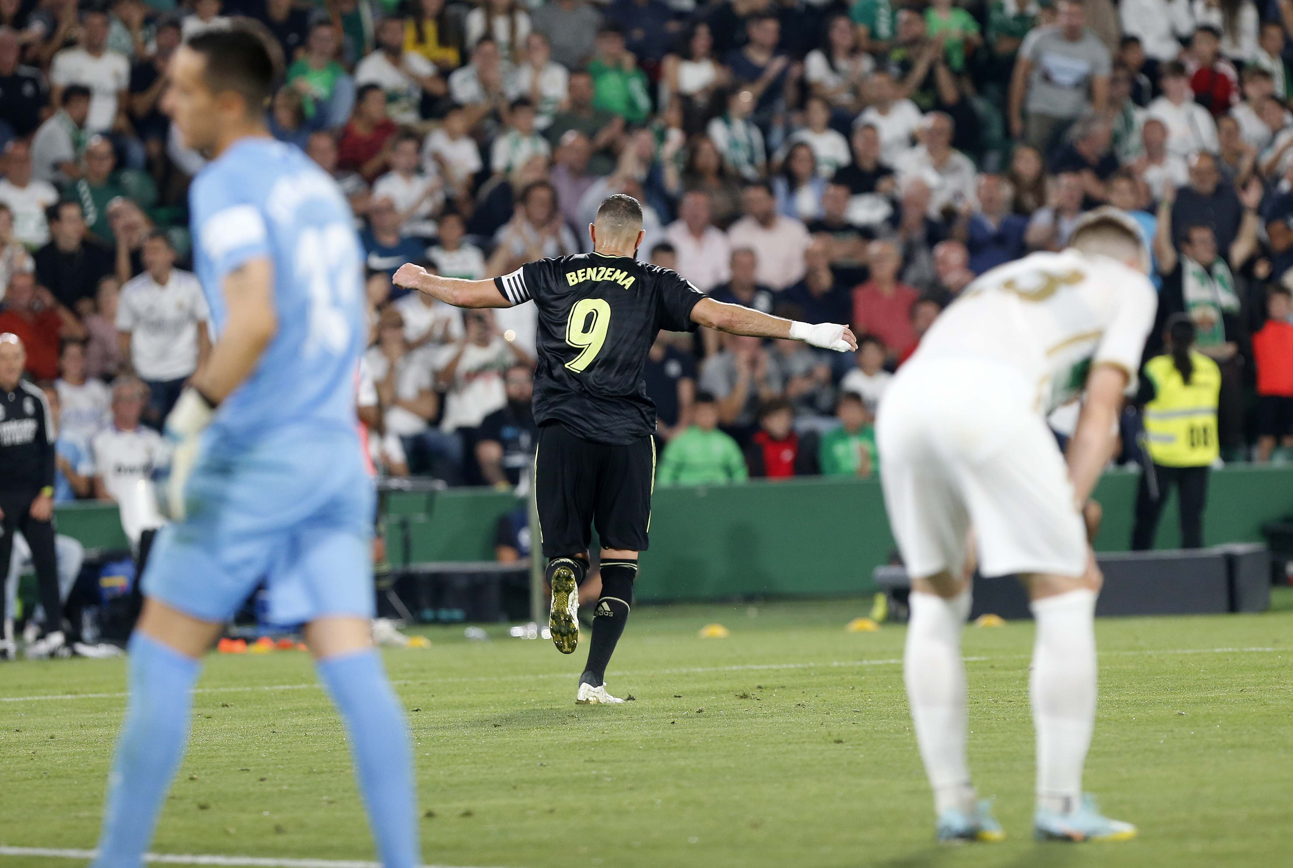 epa10253430 Real Madrid's Karim Benzema (C) celebrates after scoring the 2-0 lead during the Spanish LaLiga soccer match between Elche CF and Real Madrid in Elche, eastern Spain, 19 October 2022.  EPA-EFE/Manuel Lorenzo