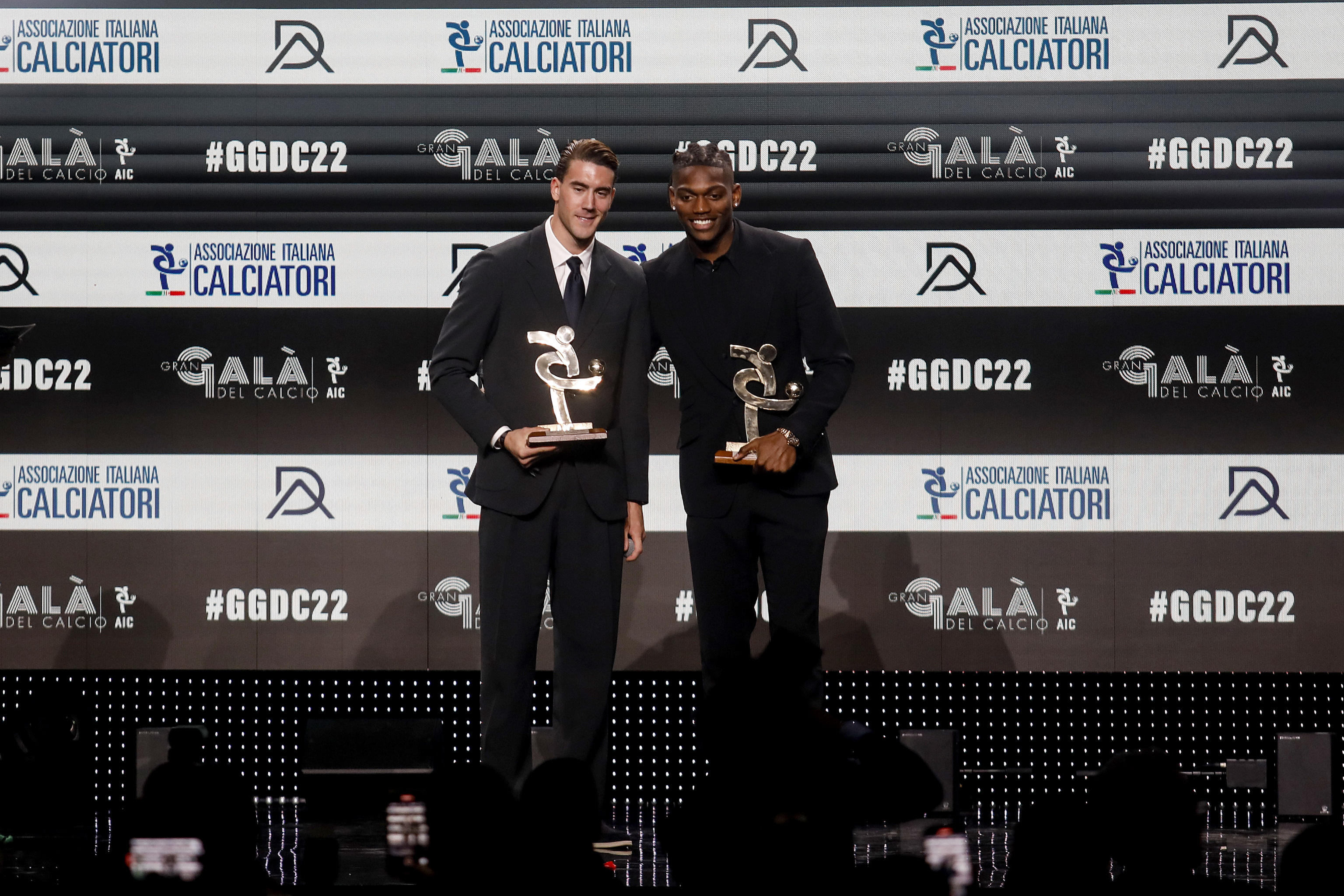 epa10249963 Dusan Vlahovic and Rafael Leao awarded as Best Strikers during the 2022 edition of the event 'Gran Gala Football AIC' organized by the Italian Footballers Association, in Milan, Italy, 17 October 2022.  EPA-EFE/Mourad Balti Touati