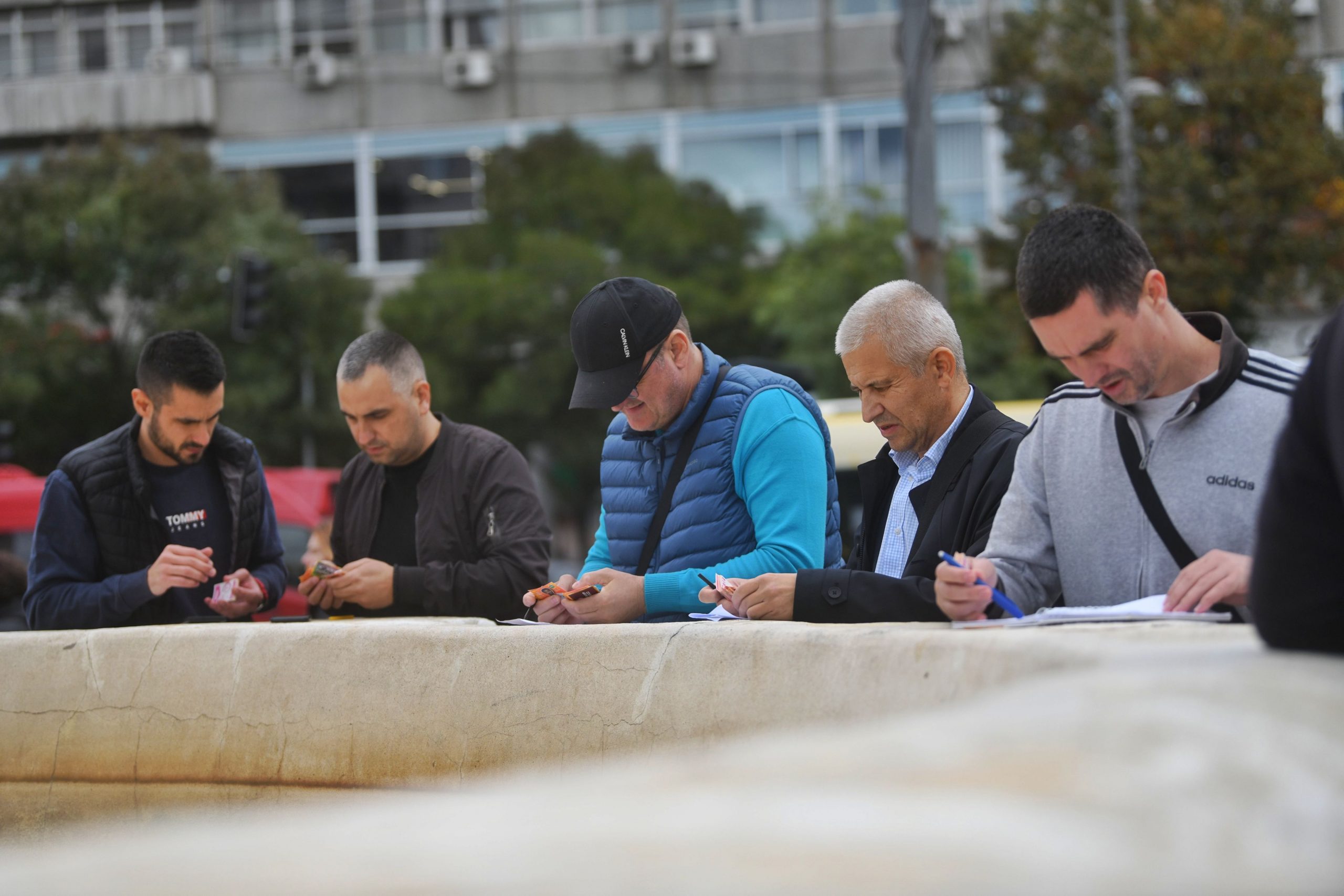 Beograd 04. oktobar 2022. Tapkanje slicica na Terazijama, slicice, Terazijska cesma, ljubitelji tapkanja, ljubitelji slicica, razmena slicica Foto:Filip Krainčanić/Nova.rs