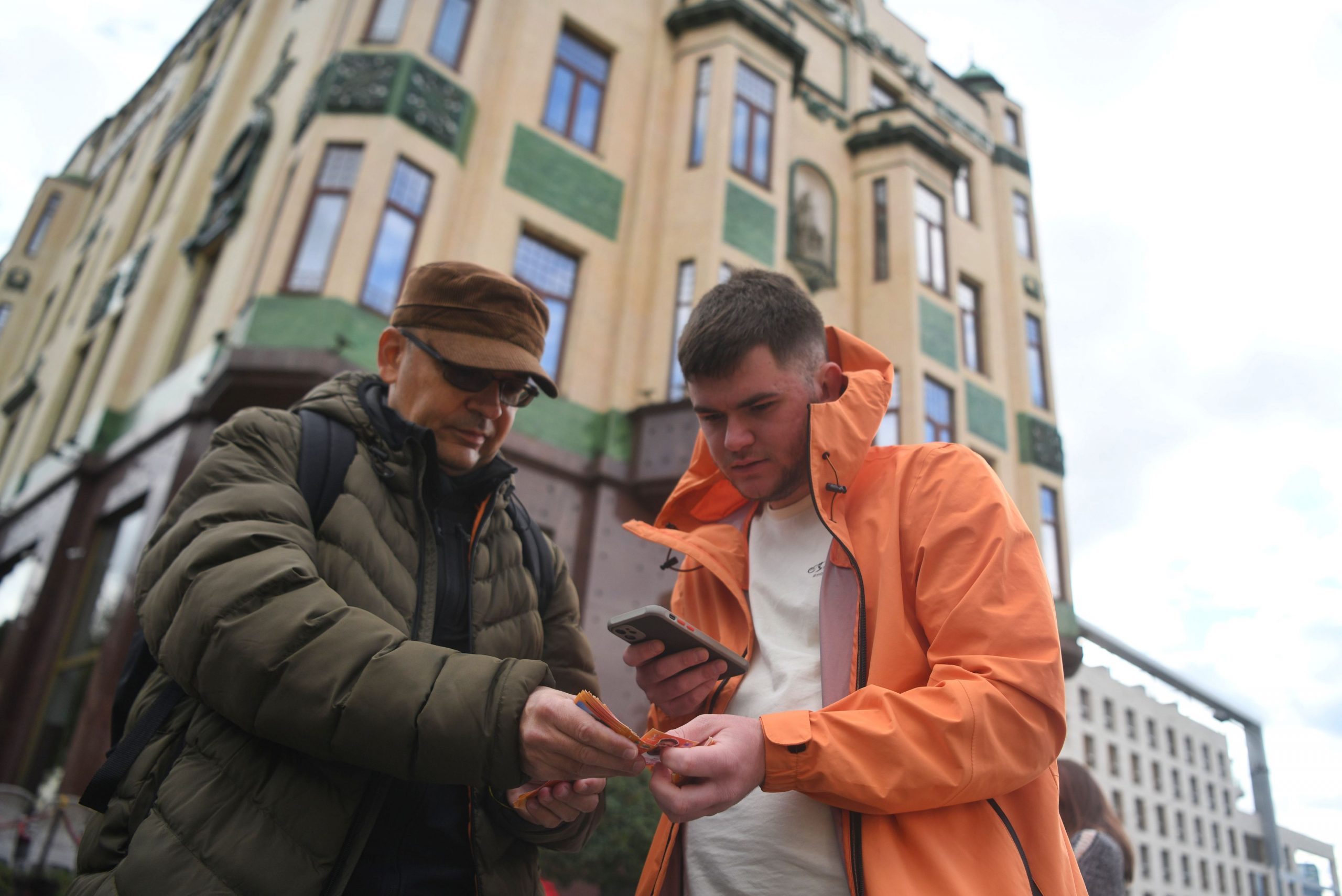 Beograd 04. oktobar 2022. Tapkanje slicica na Terazijama, slicice, Terazijska cesma, ljubitelji tapkanja, ljubitelji slicica, razmena slicica Foto:Filip Krainčanić/Nova.rs