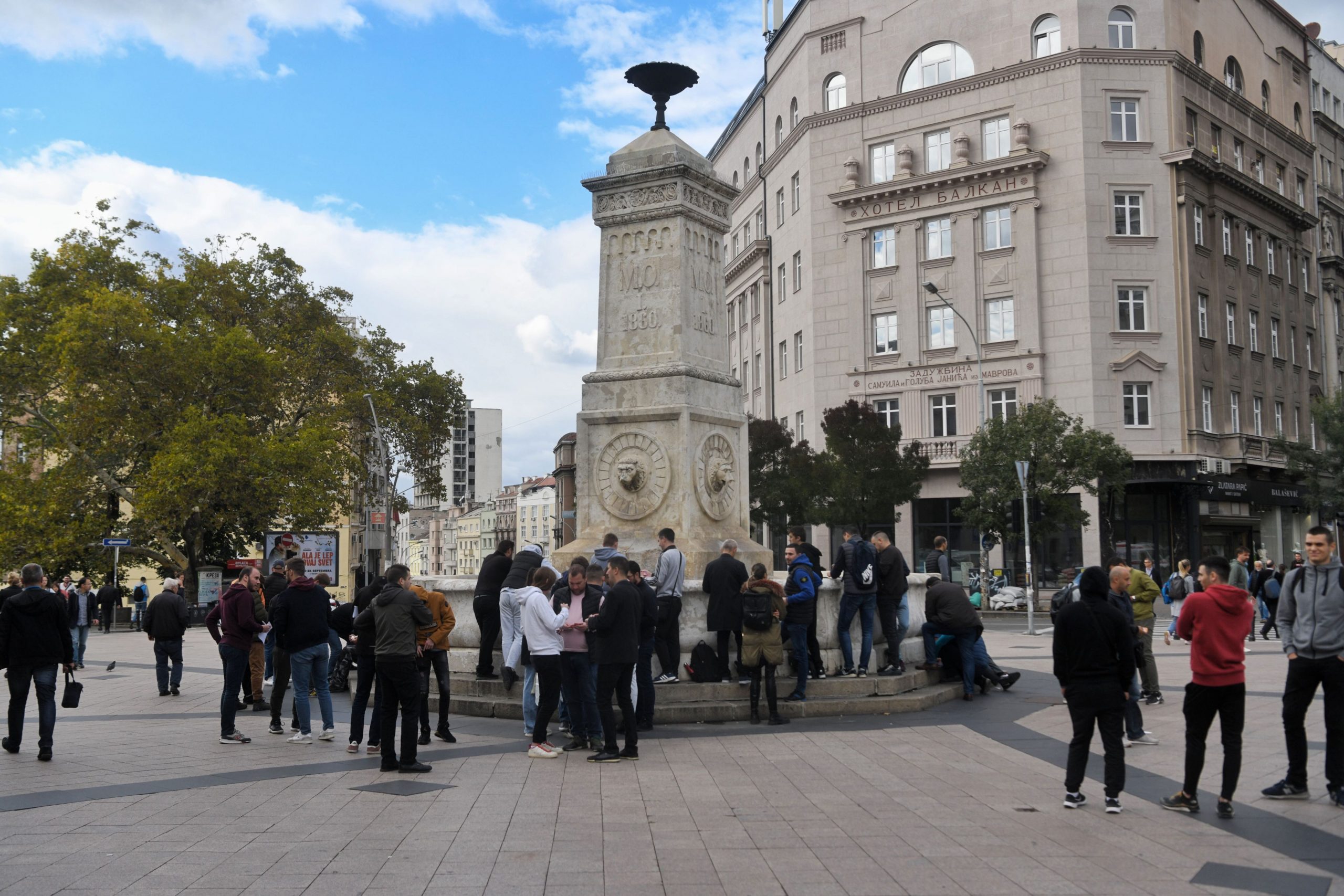 Beograd 04. oktobar 2022. Tapkanje slicica na Terazijama, slicice, Terazijska cesma, ljubitelji tapkanja, ljubitelji slicica, razmena slicica Foto:Filip Krainčanić/Nova.rs