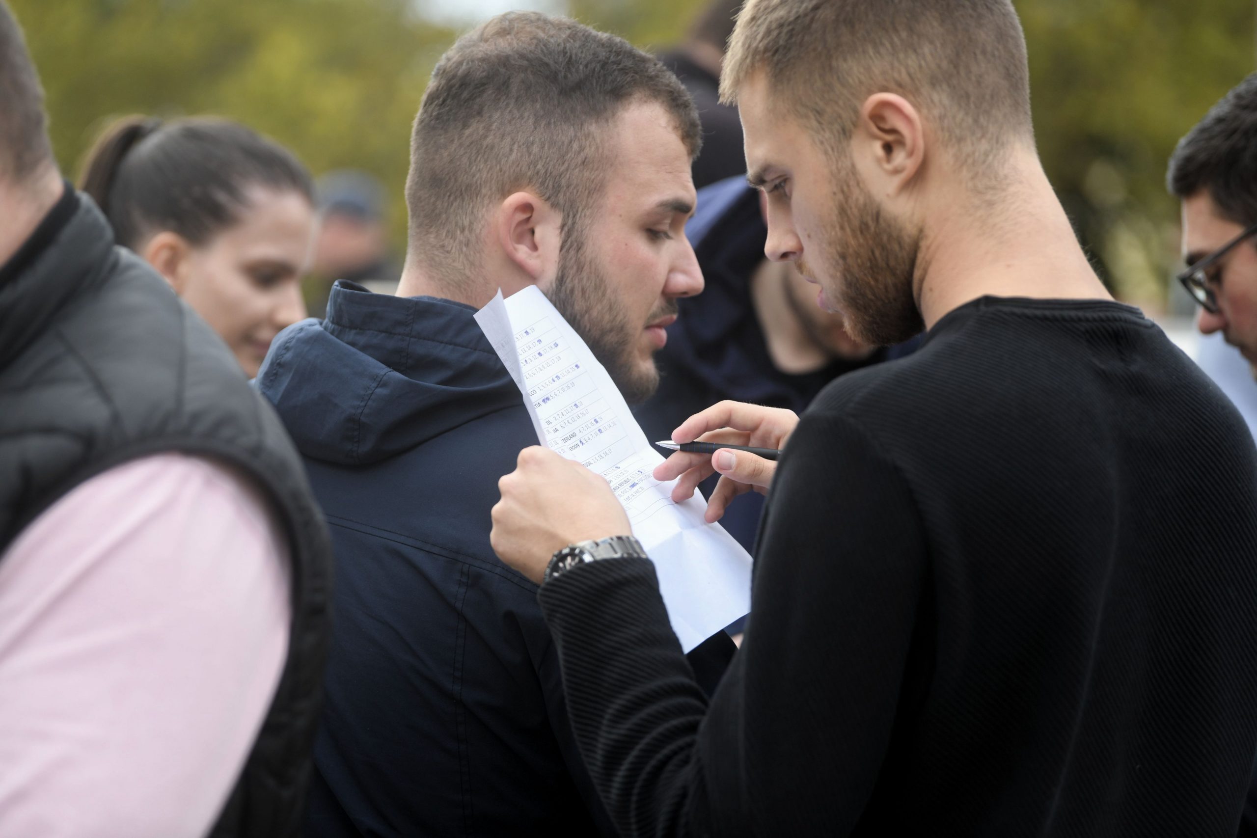 Beograd 04. oktobar 2022. Tapkanje slicica na Terazijama, slicice, Terazijska cesma, ljubitelji tapkanja, ljubitelji slicica, razmena slicica Foto:Filip Krainčanić/Nova.rs