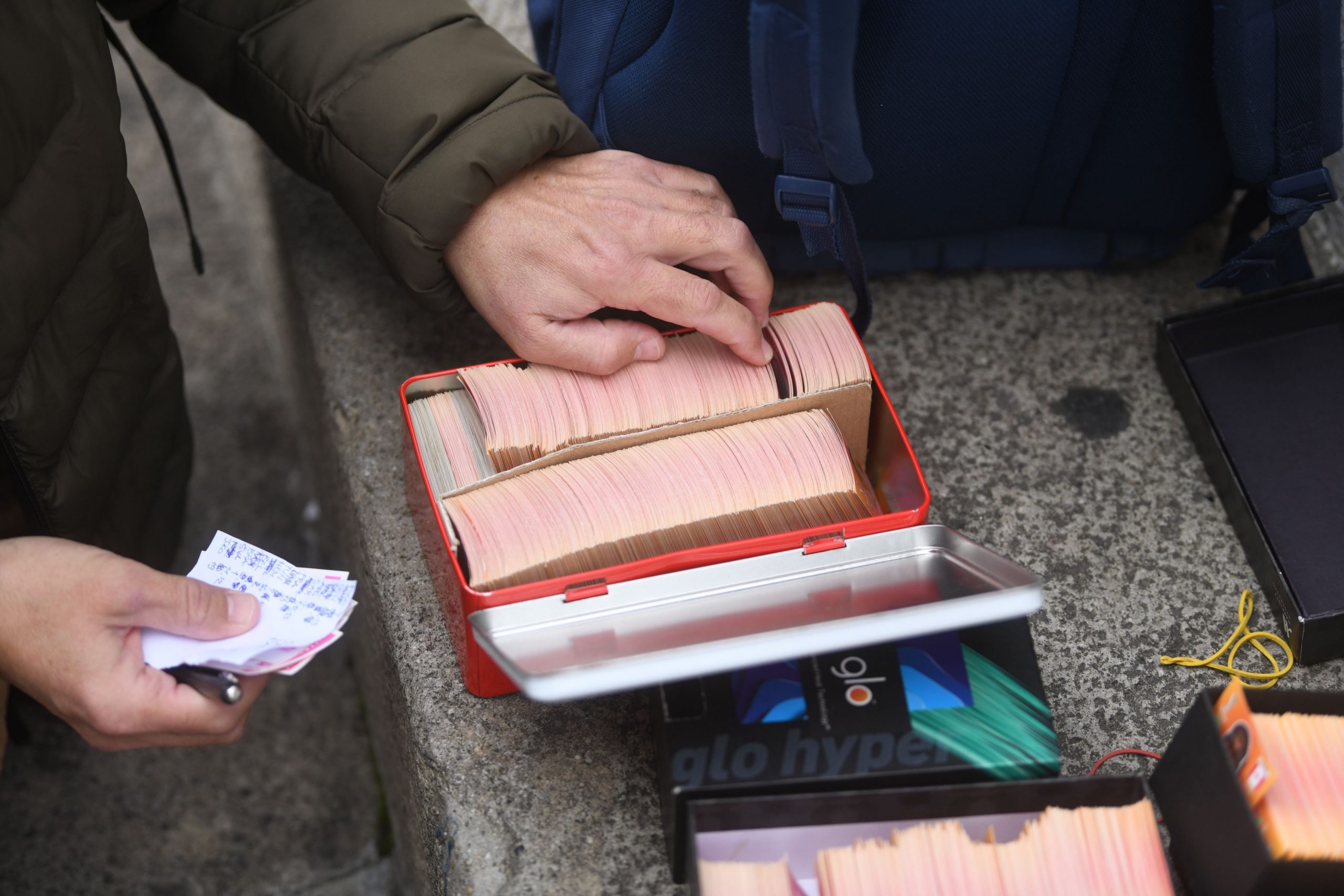 Beograd 04. oktobar 2022. Tapkanje slicica na Terazijama, slicice, Terazijska cesma, ljubitelji tapkanja, ljubitelji slicica, razmena slicica Foto:Filip Krainčanić/Nova.rs