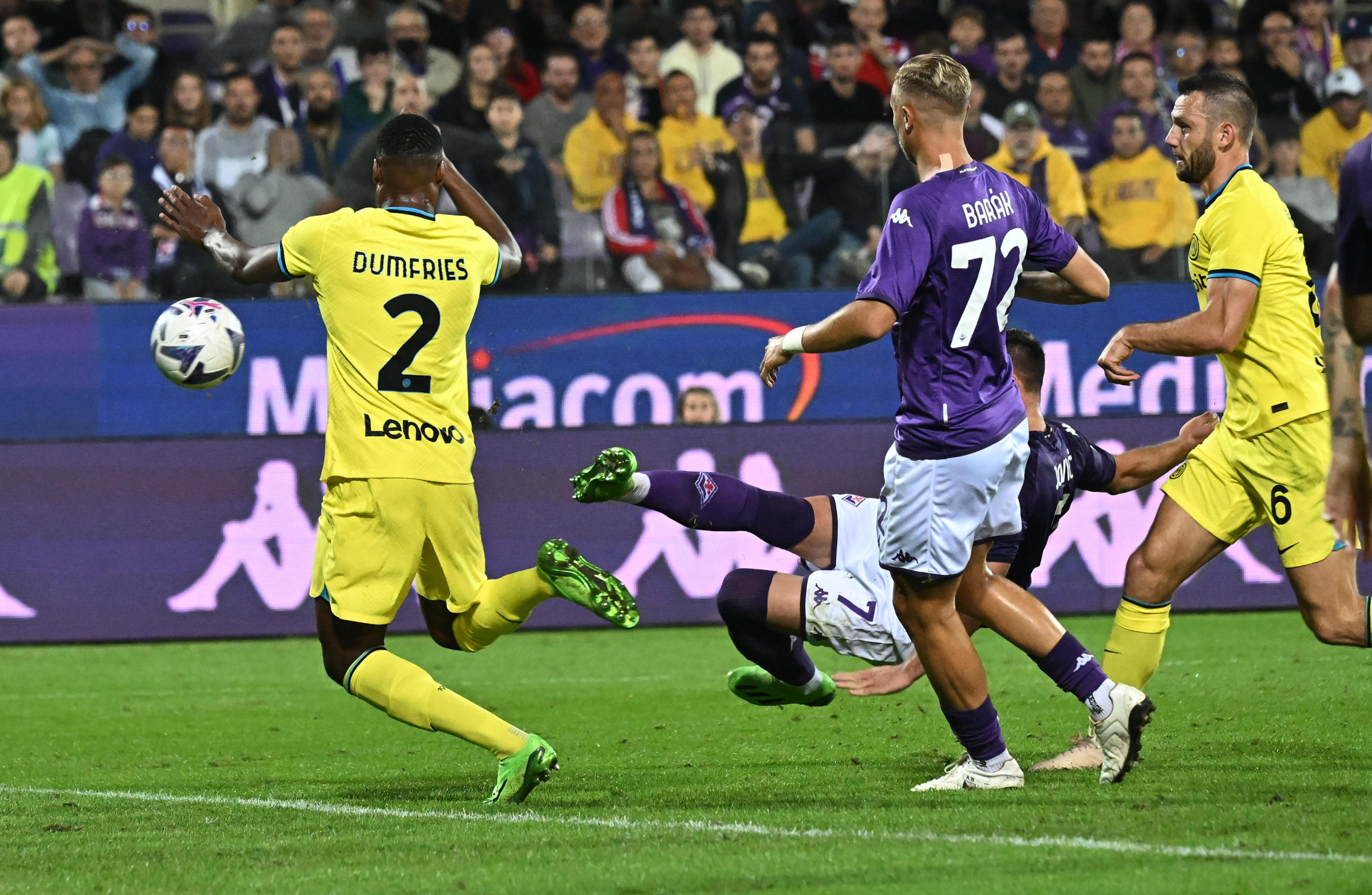epa10259578 Fiorentina's Serbian foward Luka Jovic  scores during the Italian Serie A soccer match between ACF Fiorentina vs FC Internazionale Milano, in Florence, Italy, 22 October 2022.  EPA-EFE/CLAUDIO GIOVANNINI
