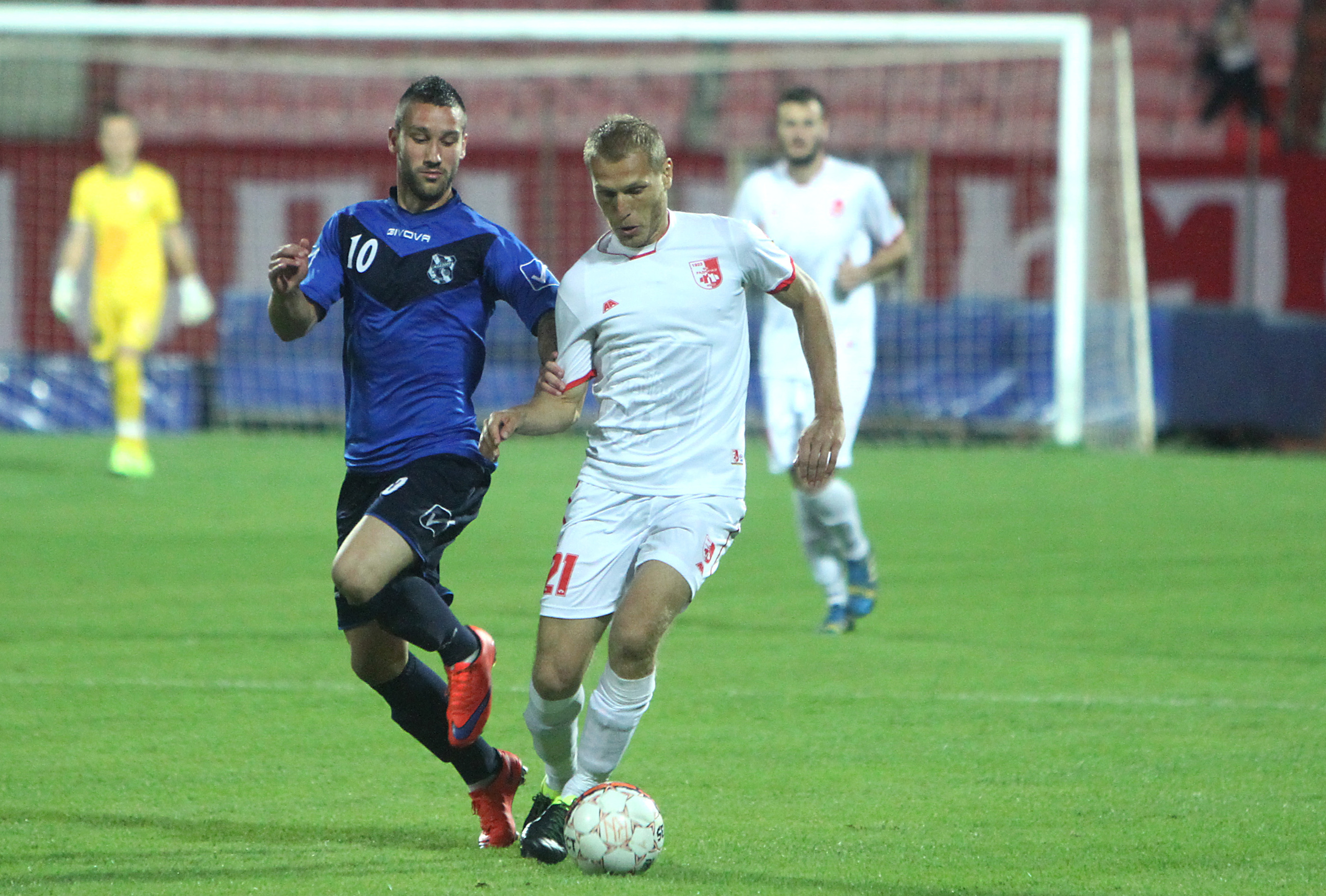 Fudbal Super liga season 2015-2016
Radnicki (Nis) v Mladost 
Radnicki Sasa Marjanovic, Mladost Radomir Milosavljevic
Nis, 13.09.2015.
foto: Sasa Djordjevic/Starsportphoto ©