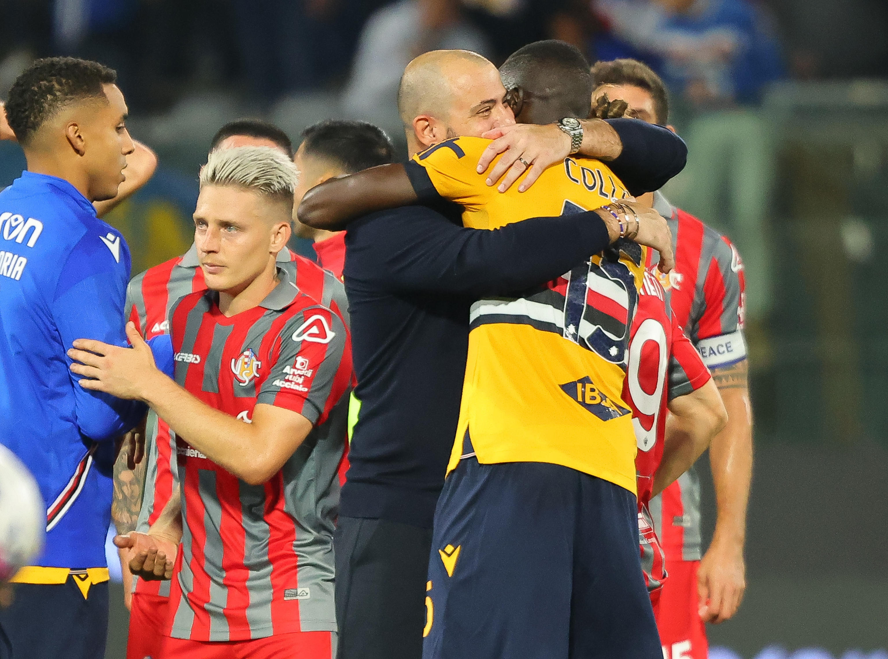 epa10263577 Sampdoria's head coach Dejan Stankovic and hugs the goalscorer Omar Colley at the end of the Italian Serie A soccer match between US Cremonese and UC Sampdoria, in Cremona, Italy, 24 October 2022.  EPA-EFE/SIMONE VENEZIA