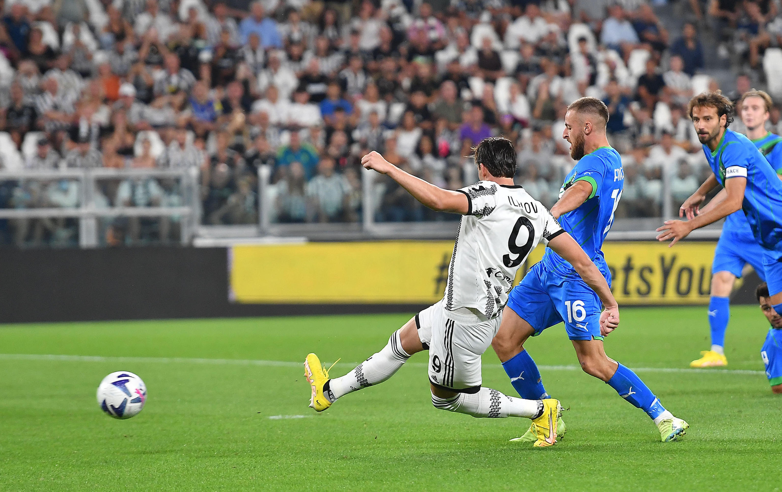epa10123304 Juventus? Dusan Vlahovic scores the 3-0 goal during the Italian Serie A soccer match between Juventus FC and US Sassuolo Calcio at the Allianz Stadium in Turin, Italy, 15 August 2022.  EPA-EFE/ALESSANDRO DI MARCO