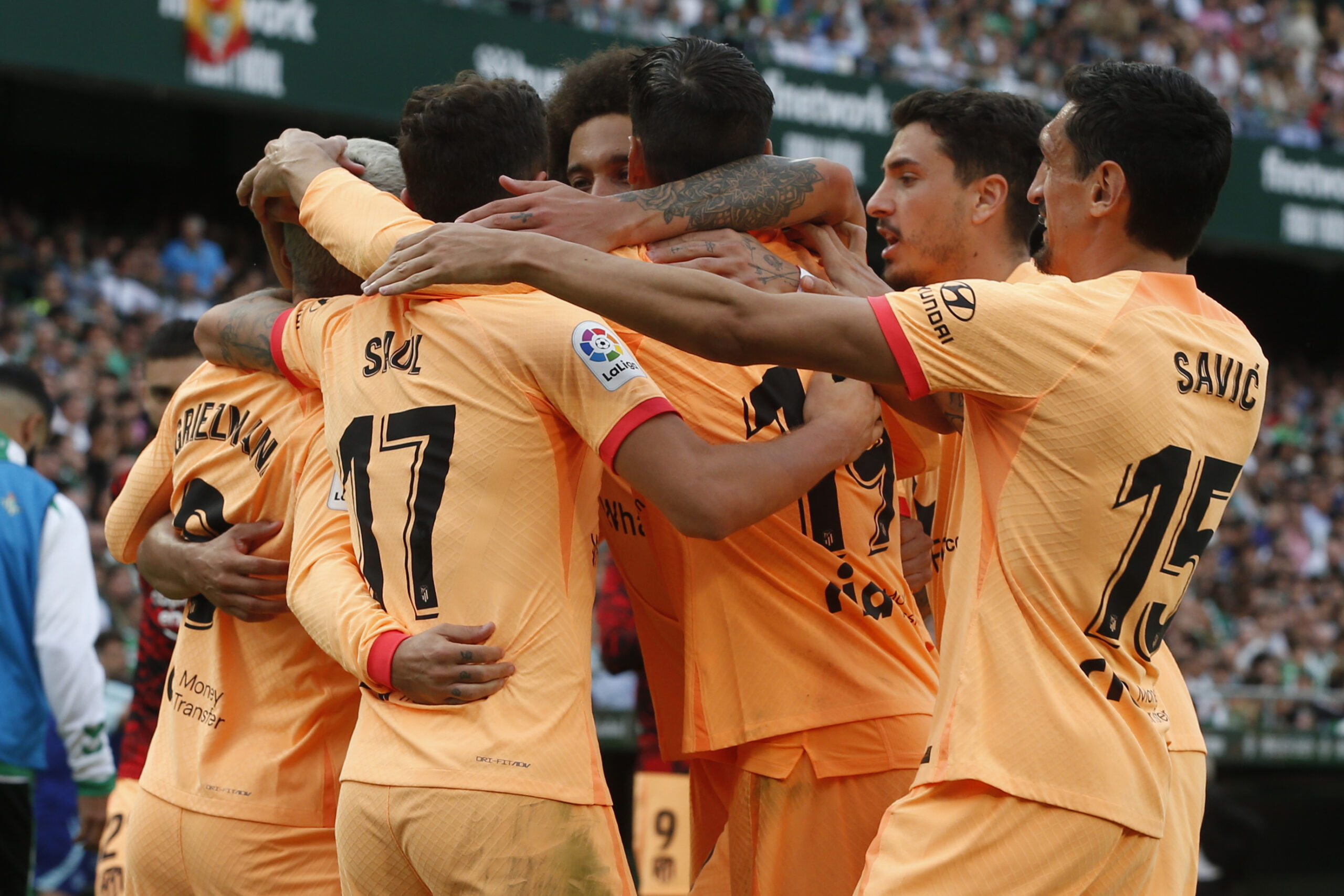 epa10261120 Atletico Madrid's players celebrate a goal during the Spanish LaLiga soccer match between Real Betis and Atletico Madrid at Benito Villamarin Stadium in Seville, Spain, 23 October 2022.  EPA-EFE/Jose Manuel Vidal