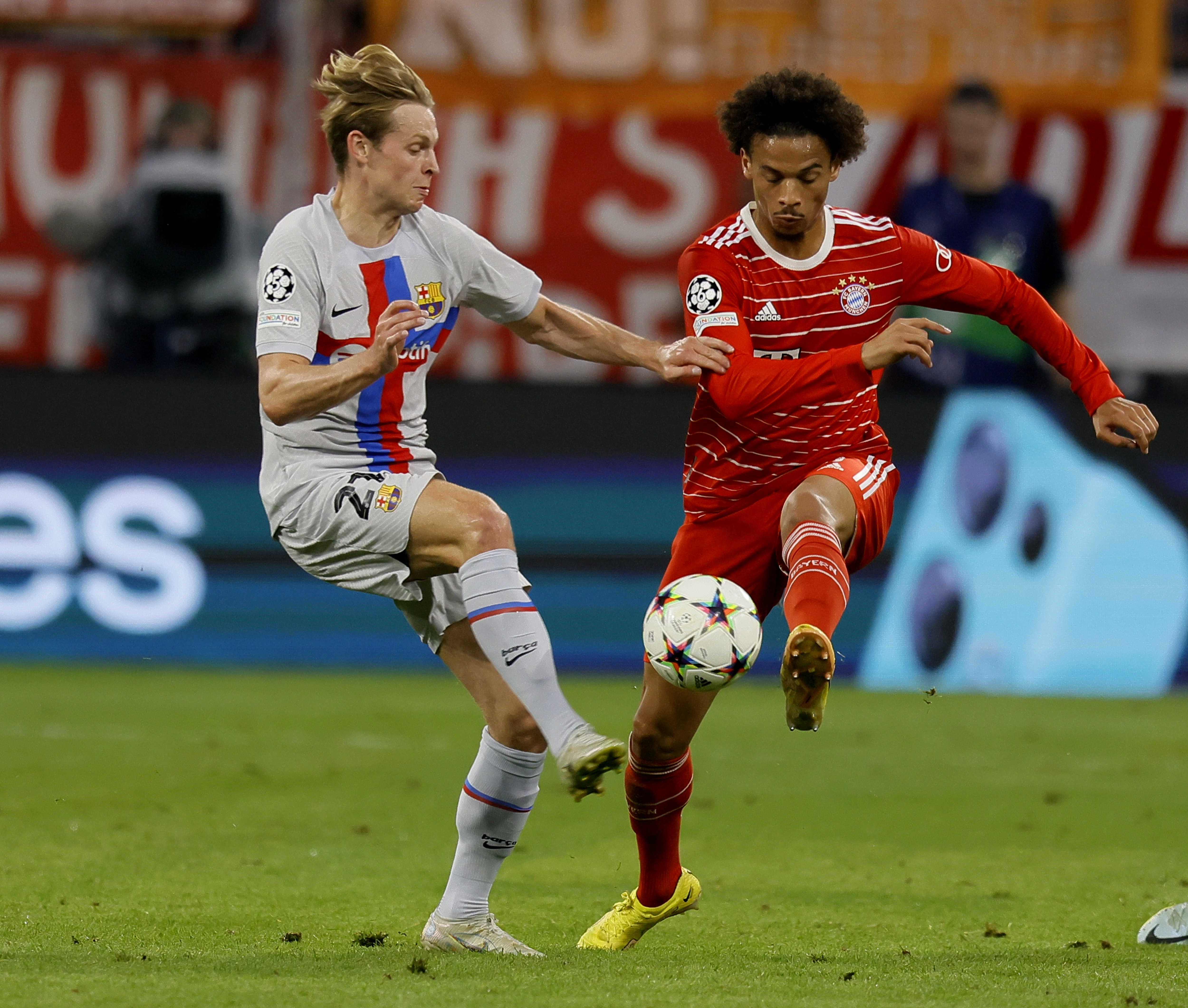epa10182397 Munich's Leroy Sane (R) in action against Barcelona's Frenkie de Jong during the UEFA Champions League group C soccer match between Bayern Munich and FC Barcelona in Munich, Germany, 13 September 2022.  EPA-EFE/RONALD WITTEK