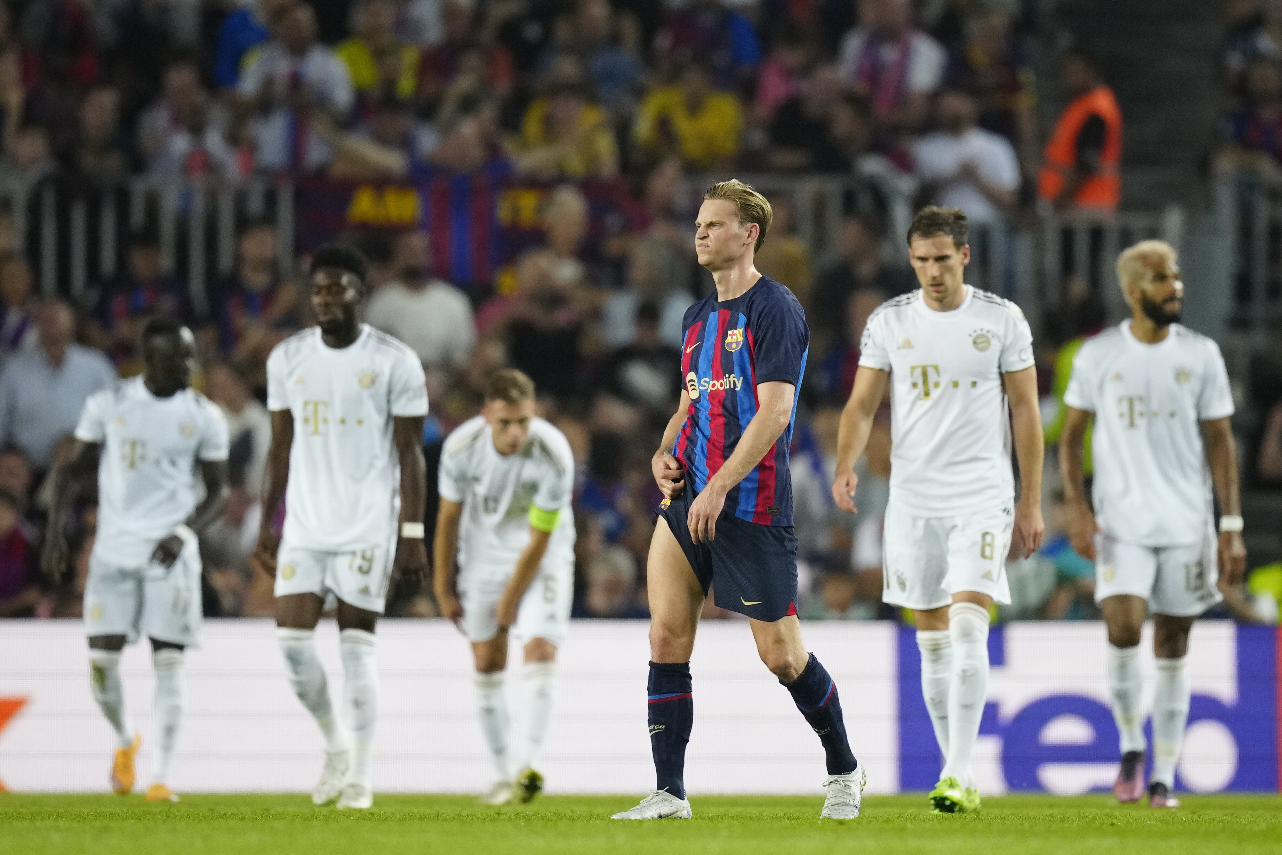 epa10267818 FC Barcelona's Frenkie de Jong (C) reacts during the UEFA Champions League group C soccer match between FC Barcelona and FC Bayern Munich at Camp Nou stadium in Barcelona, Spain, 26 October 2022.  EPA-EFE/Enric Fontcuberta