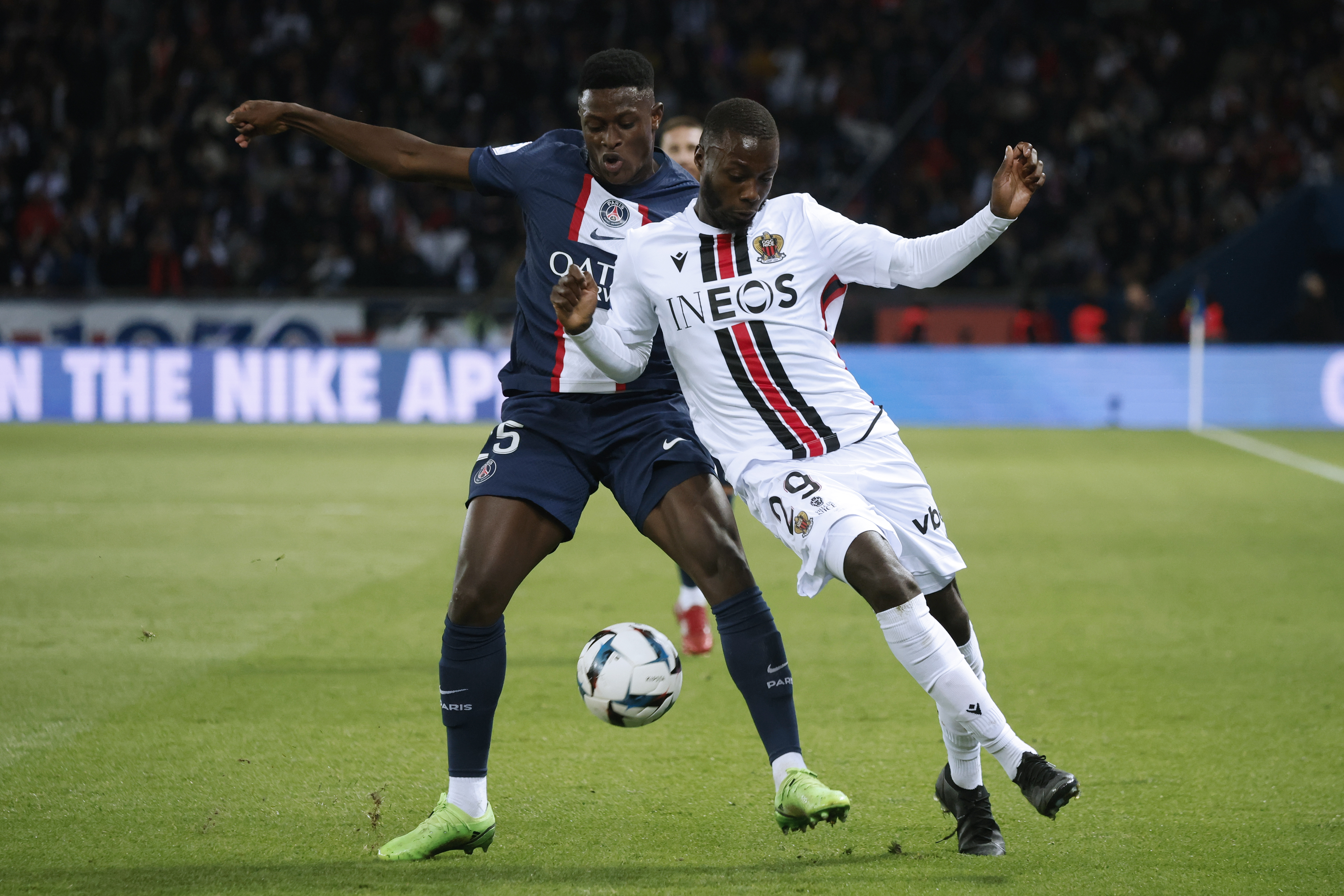 epa10218630 Paris Saint Germain's Nuno Mendes (L) and Nice?s Nicolas Pepe (R) in action during the French Ligue 1 soccer match between PSG and OGC Nice at the Parc des Princes stadium in Paris, France, 01 October 2022.  EPA-EFE/YOAN VALAT