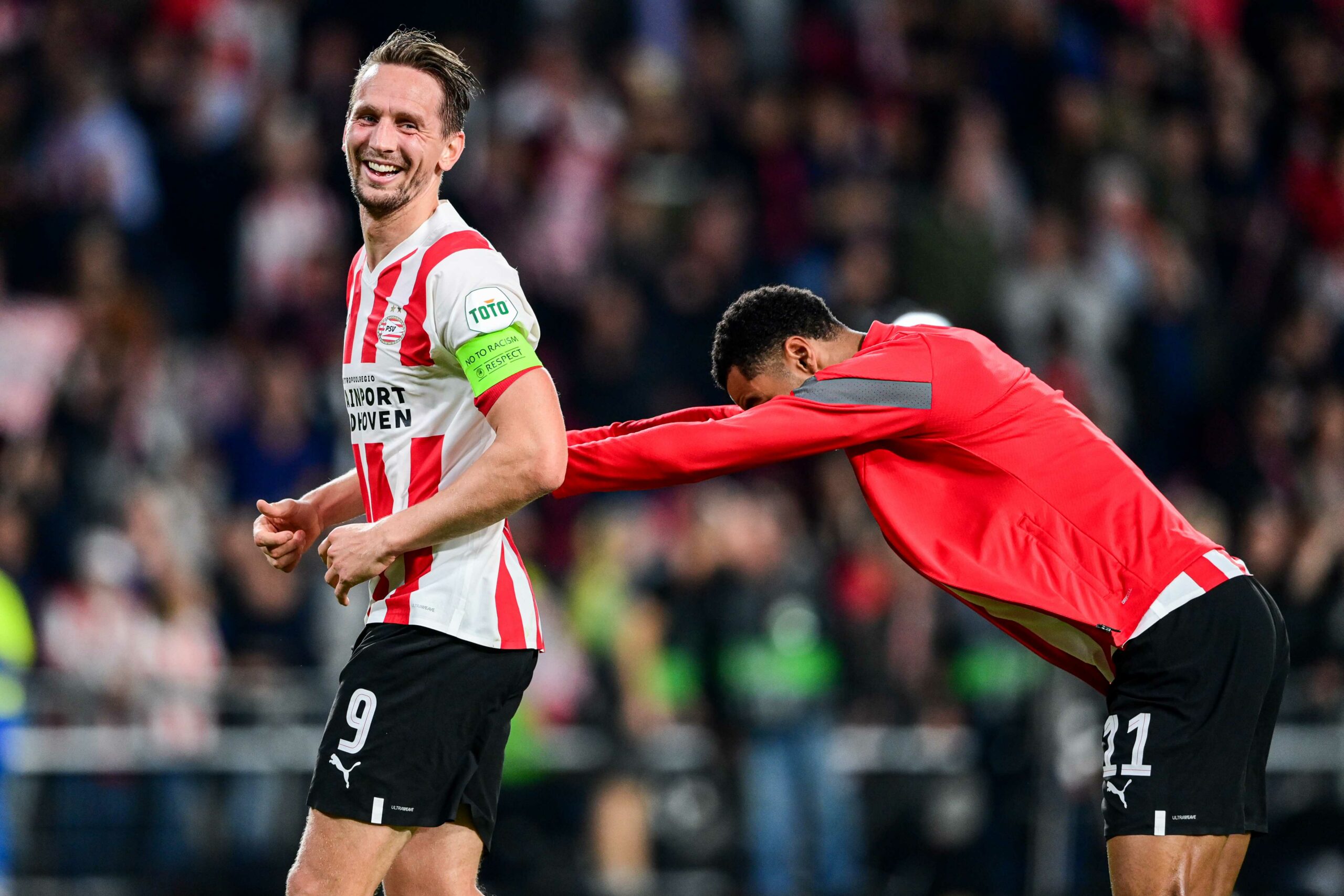 epaselect epa10269930 Luuk de Jong and Cody Gakpo of PSV Eindhoven celebrate the victory at the end of the UEFA Europa League Group A match between PSV Eindhoven and Arsenal FC, in Eindhoven, the Netherlands, 27 October 2022.  EPA-EFE/OLAF KRAAK