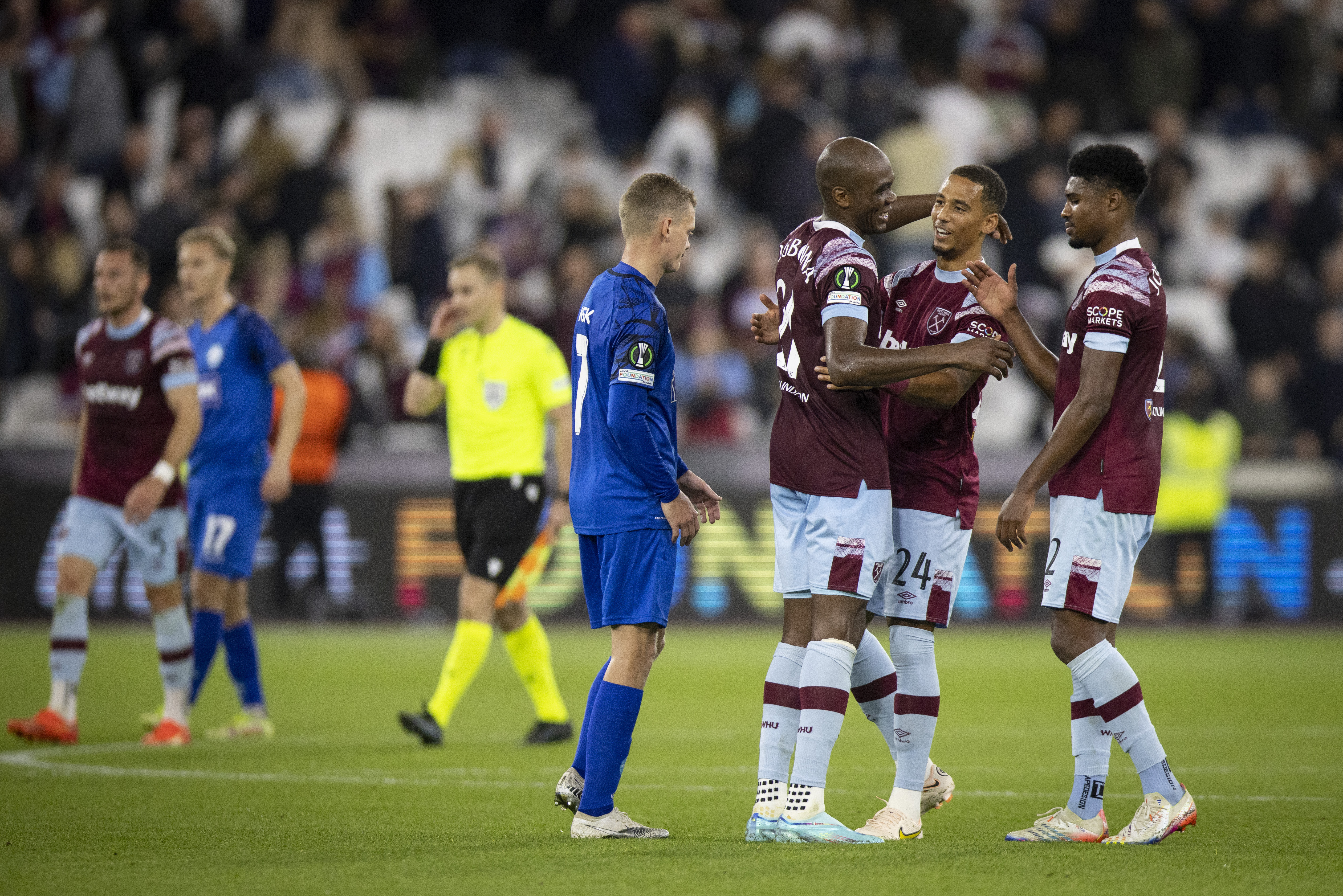 epa10270406 West Ham players celebrate after the UEFA Conference League Group B match between West Ham United and Silkeborg IF in London, Britain, 27 October 2022.  EPA-EFE/TOLGA AKMEN