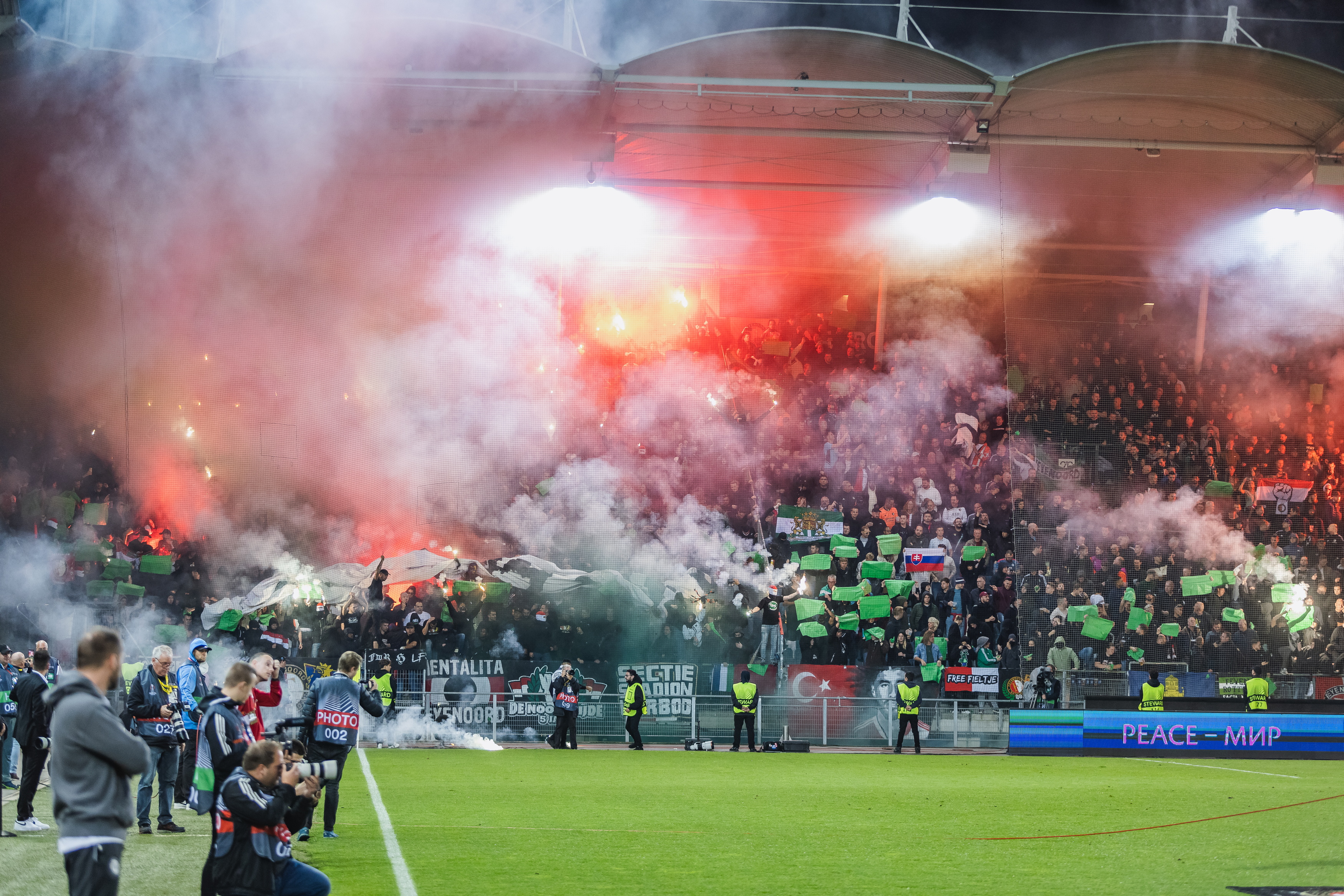 epa10270084 Fans during the UEFA Europa League group F soccer match between Sturm Graz and Feyenoord Rotterdam, in Graz, Austria, 27 October 2022.  EPA-EFE/EXPA / DOMINIK ANGERER