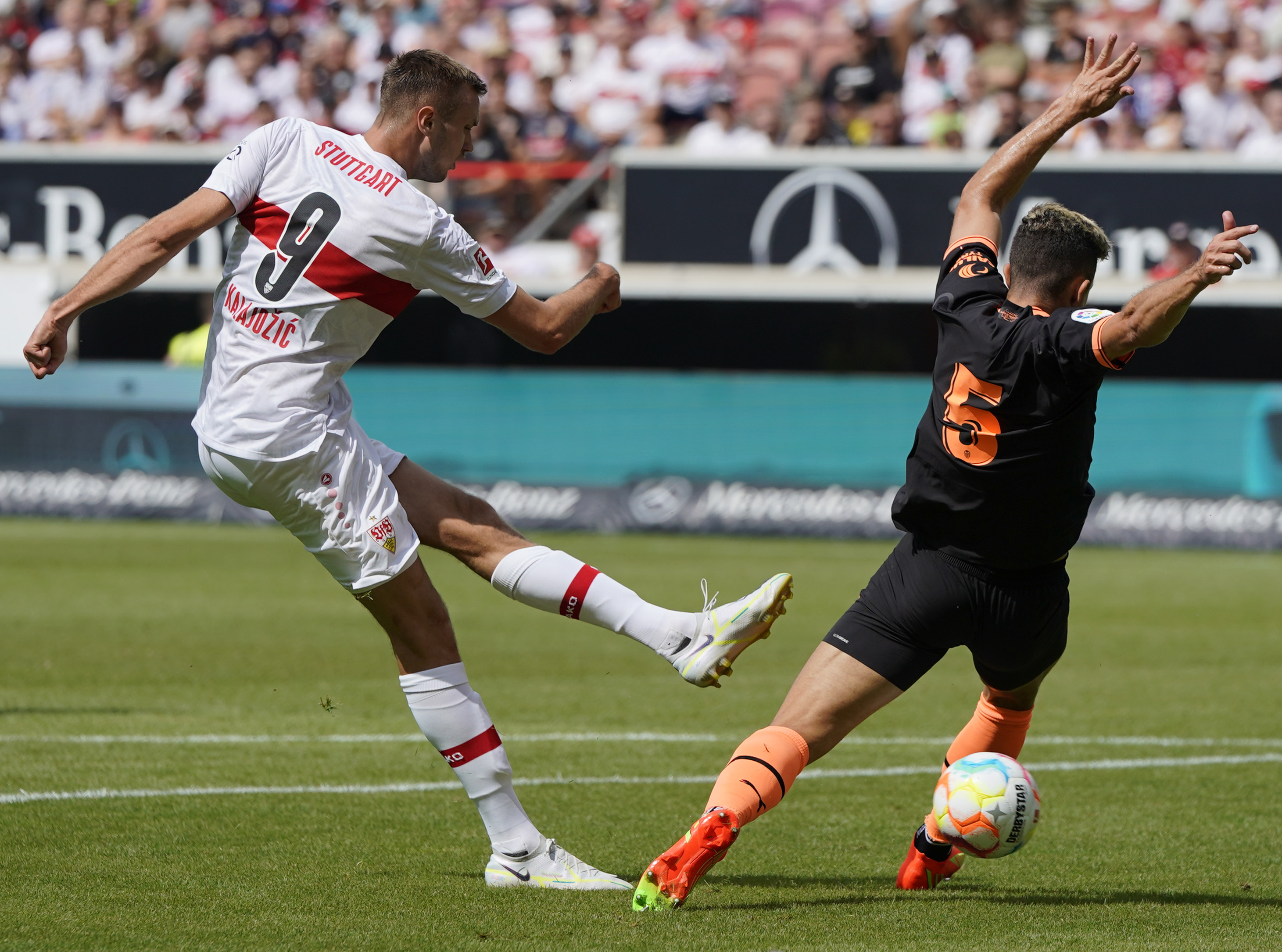 epa10087829 Stuttgart?s Sasa Kalajdzic (L) in action against Valencia?s Hugo Armando (R) during the international friendly soccer match between VfB Stuttgart and FC Valencia in Stuttgart, Germany, 23 July 2022.  EPA-EFE/RONALD WITTEK