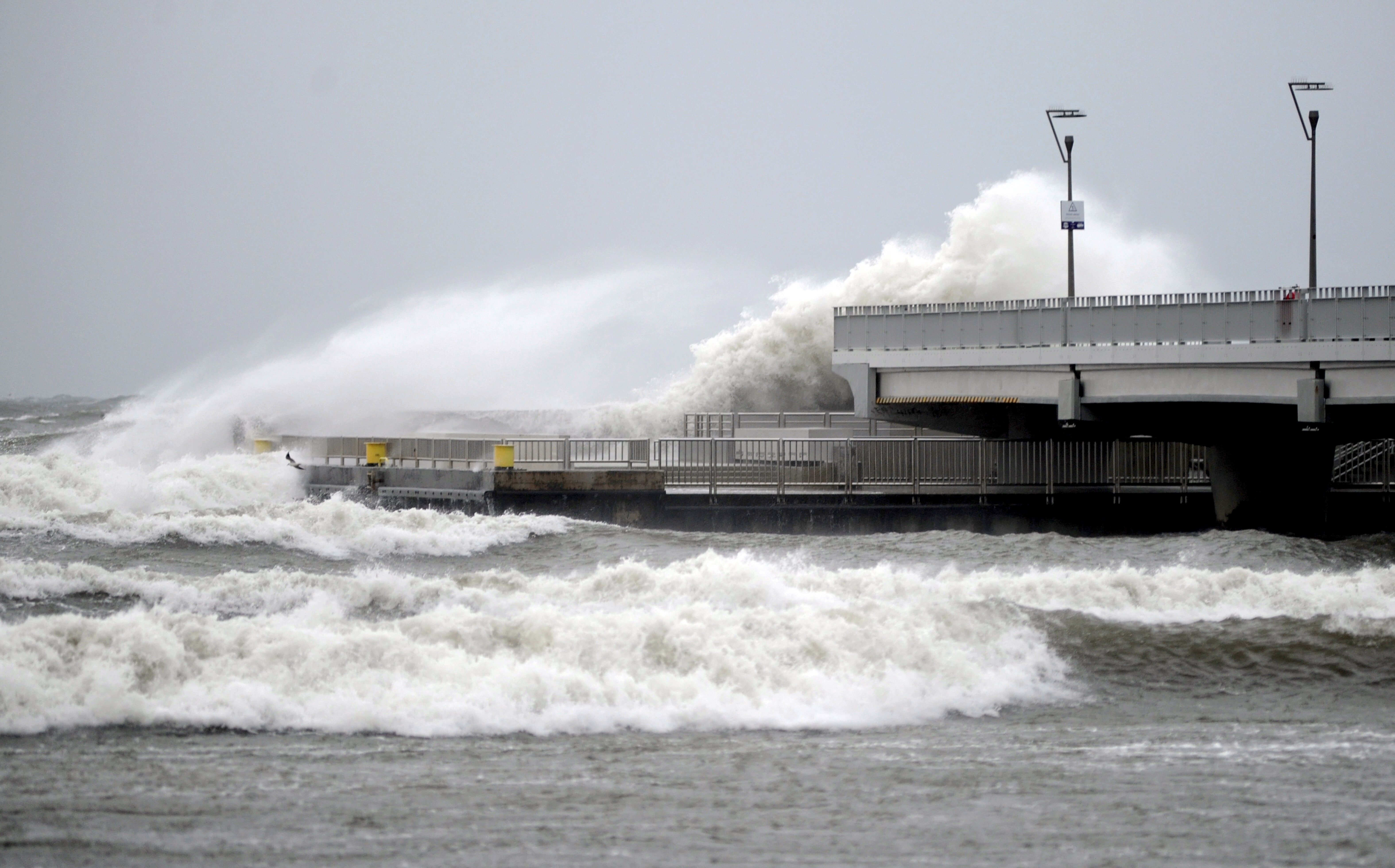 epa09718001 Waves hit the coast during a storm at the Baltic Sea in Kolobrzeg, northern Poland, 30 January 2022. The Institute of Meteorology and Water Management issued a warning concerning strong winds in Poland.  EPA-EFE/MARCIN BIELECKI POLAND OUT