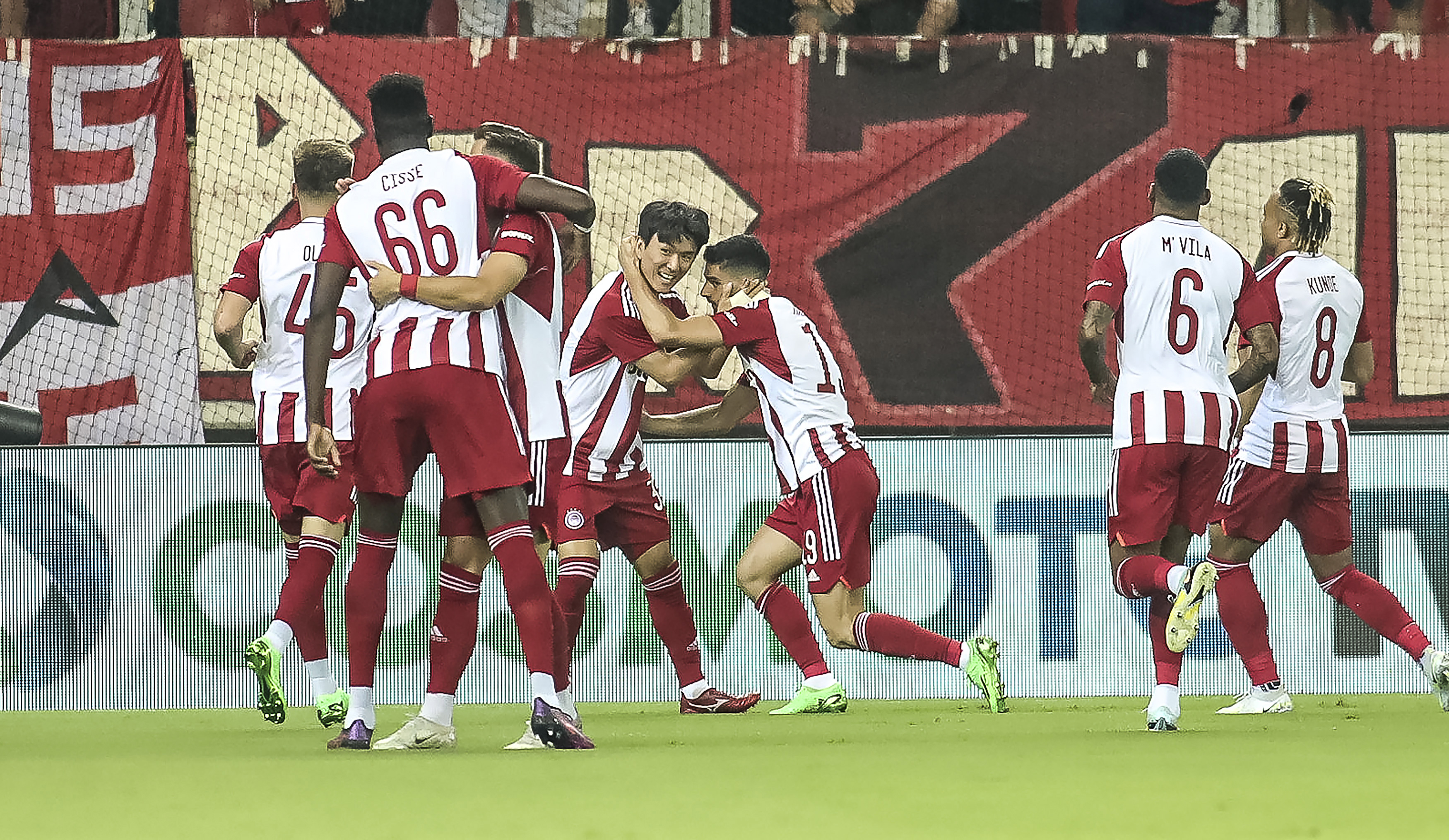 epa10138888 Olympiacos' players celebrate the 1-0 during the UEFA Europa League play-offs, 2nd leg soccer match between Olympiacos Piraeus and Apollon Limassol in Piraeus, Greece, 25 August 2022.  EPA-EFE/PANAGIOTIS MOSCHANDREOU