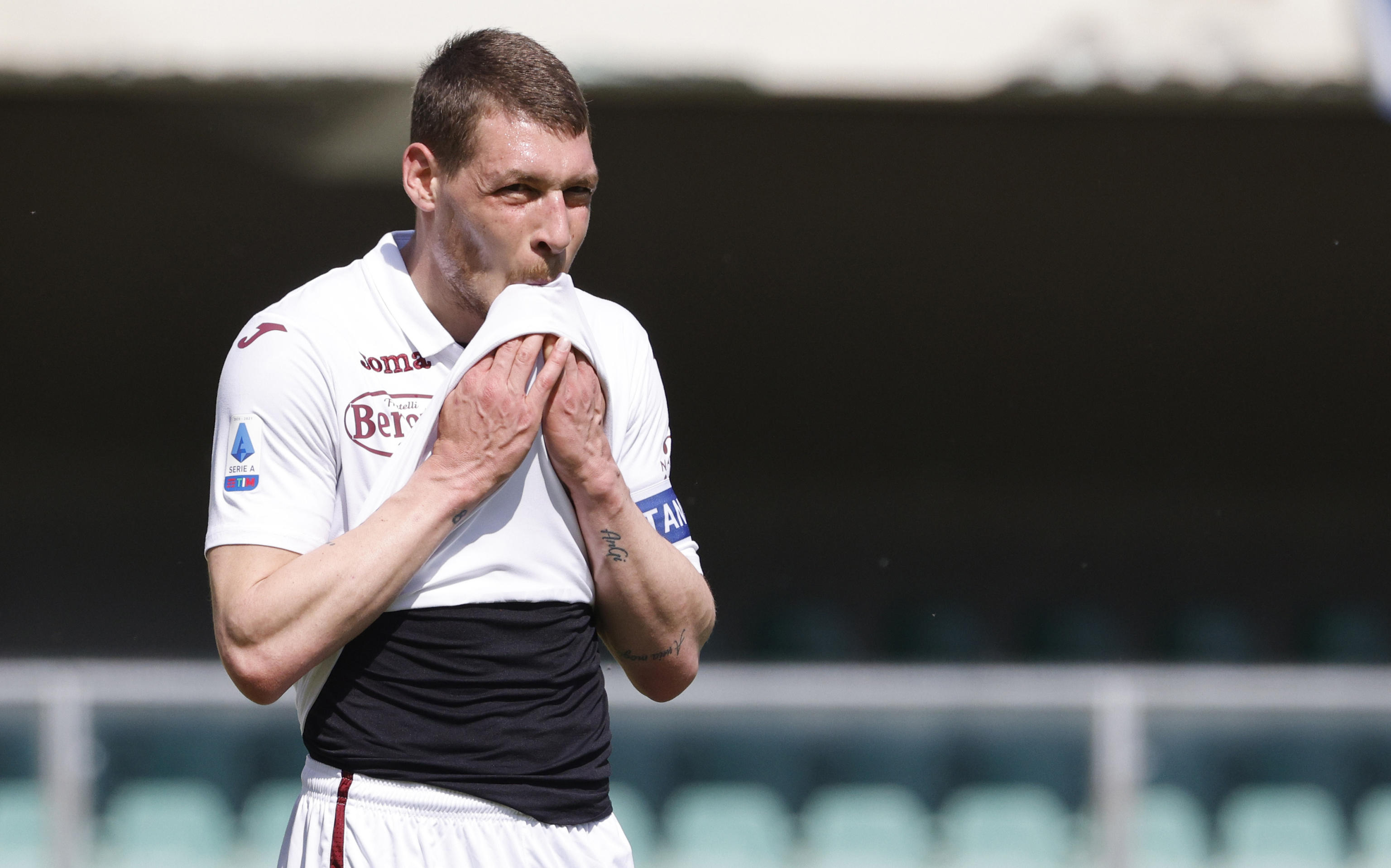 epa09187946 Torino's Andrea Belotti show his dejection at the end of the Italian Serie A soccer match Hellas Verona vs Torino FC at Marcantonio Bentegodi stadium in Verona, Italy, 09 May 2021.  EPA-EFE/EMANUELE PENNACCHIO
