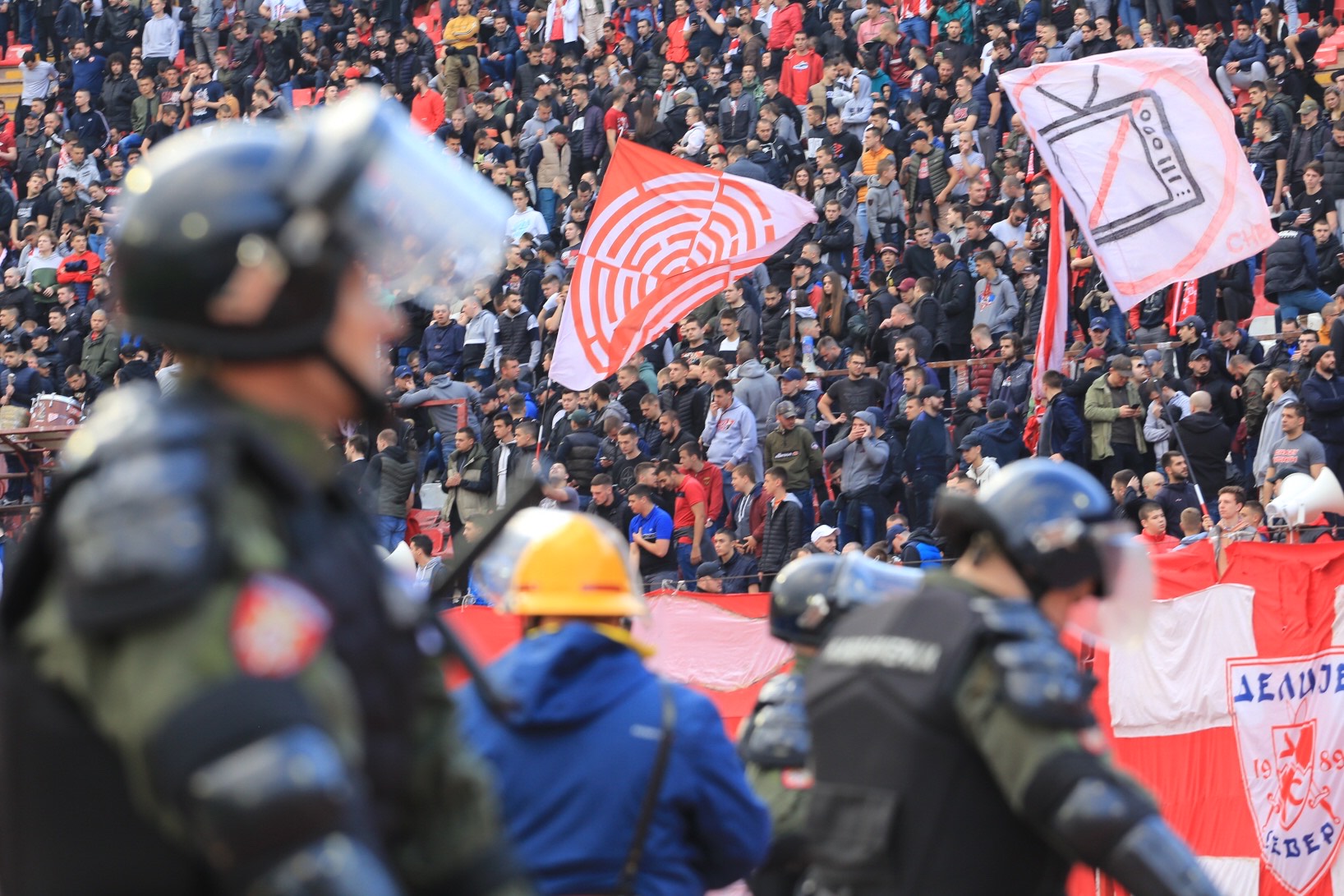 Navijači, delije
Beograd 16.04.2022. Derbi, Crvena Zvezda, Partizan, fudbalska utakmica, stadion Rajko Mitić, stadion Crvene Zvezde Foto: Irfan Ličina/Nova.rs