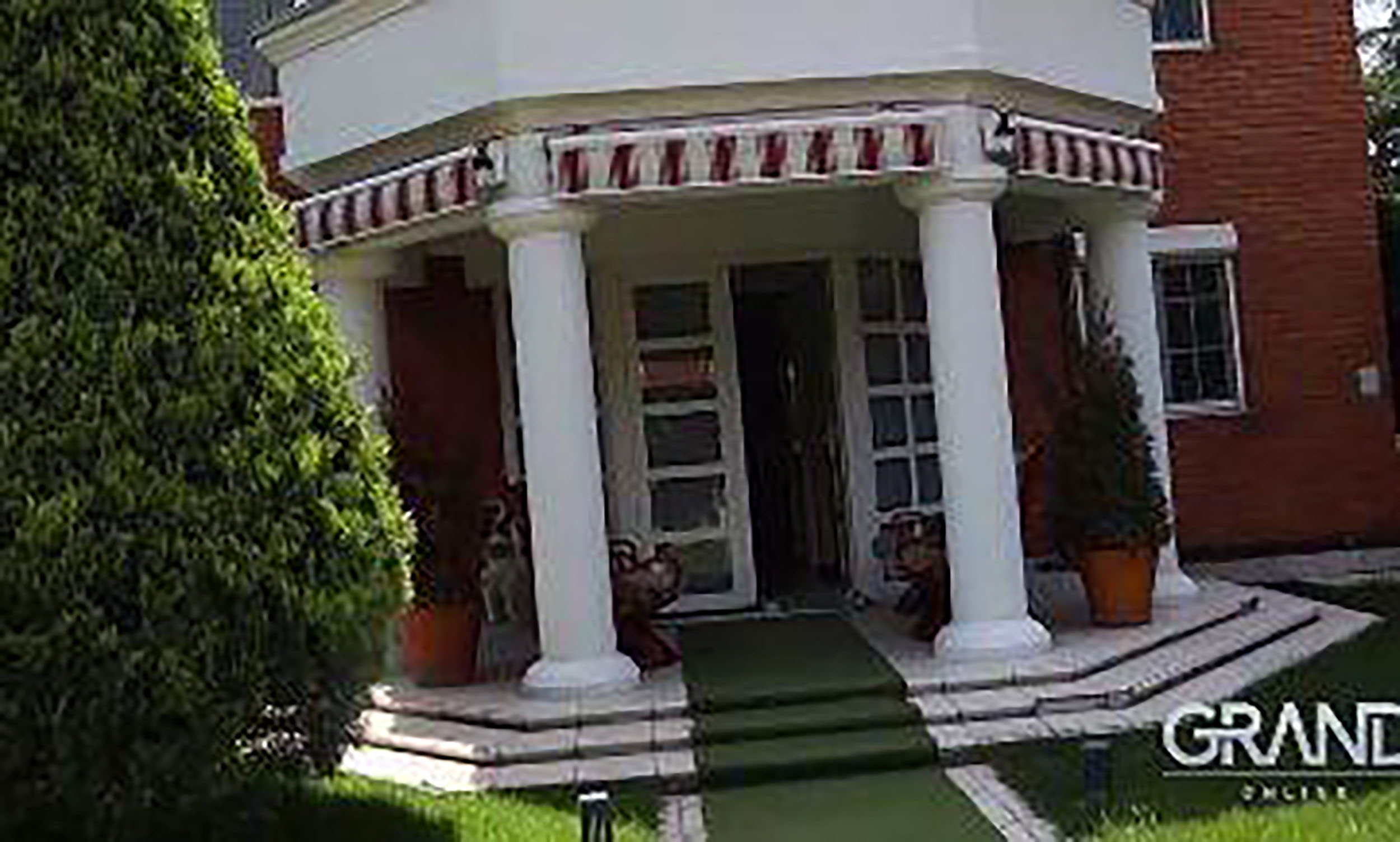 Sasa Popovic Kuca, kuce poznatih, kuca sase popovic i suzane