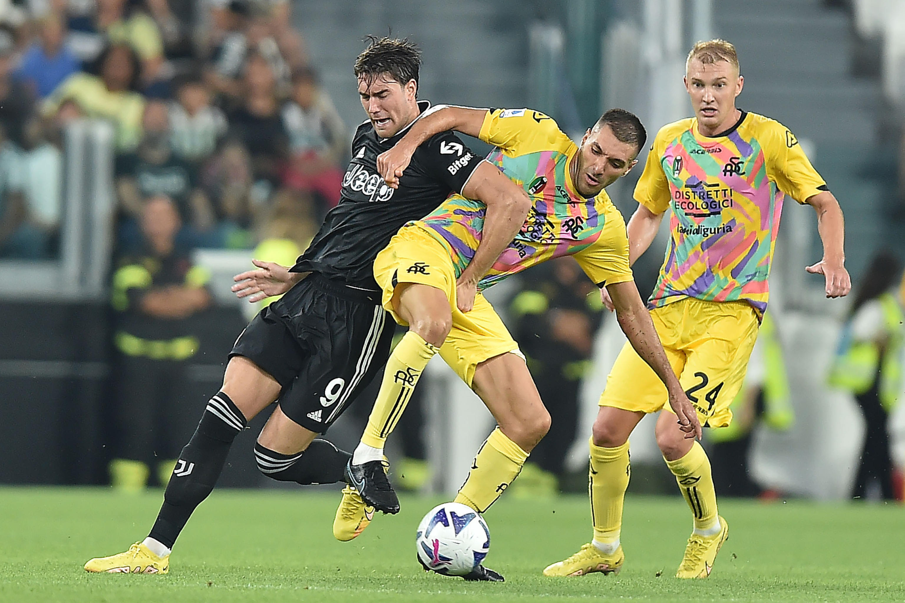 epa10150661 Juventus? Dusan Vlahovic (L) and Spezia? s Medhi Bourabia in action during the Italian Serie A soccer match Juventus FC vs Spezia Calcio at the Allianz Stadium in Turin, Italy, 31 August 2022.  EPA-EFE/ALESSANDRO DI MARCO