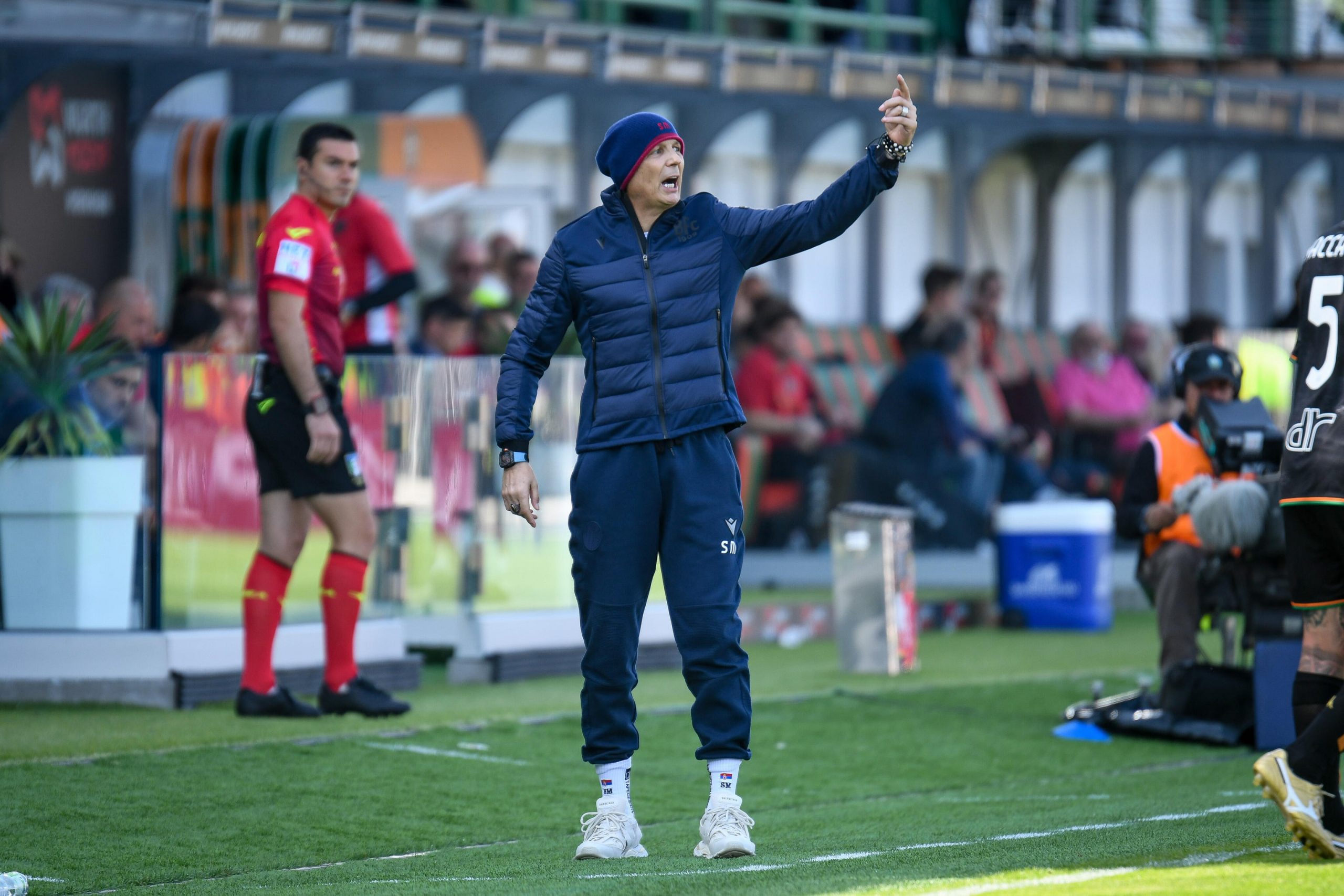 epa09933859 Bologna's Head Coach Sinisa Mihajlovic reacts during the Italian Serie A soccer match Venezia FC vs Bologna FC at the Pier Luigi Penzo stadium in Venice, Italy, 08 May 2022.  EPA-EFE/ETTORE GRIFFONI
