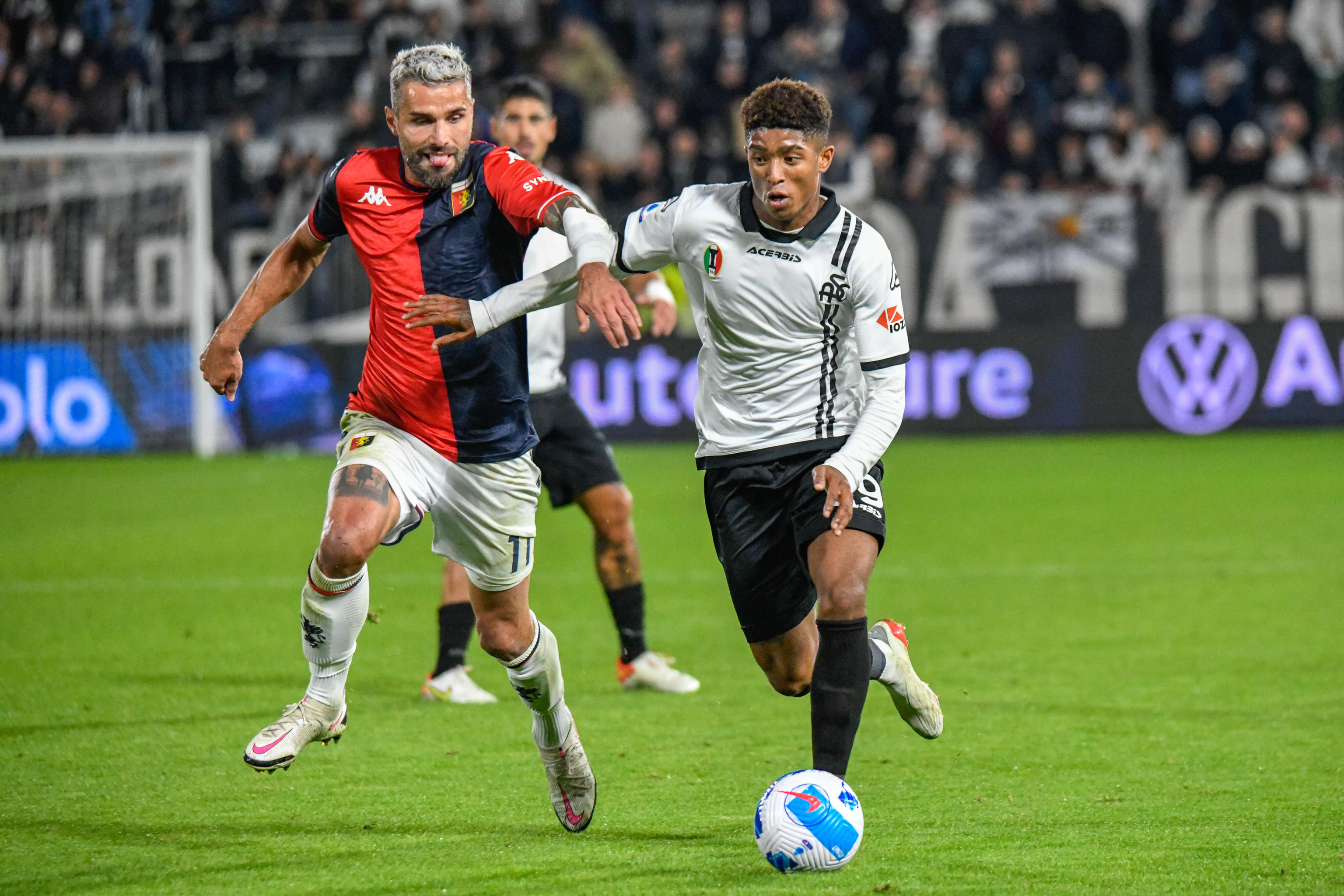 epa09547523 Spezia's Mora Eddie Anthony Salsedo (R) against Genoa's Valon Behrami during the Italian Serie A soccer match Spezia Calcio vs Genoa CFC at the Alberto Picco stadium in La Spezia, Italy, 26 October 2021.  EPA-EFE/FABIO FAGIOLINI