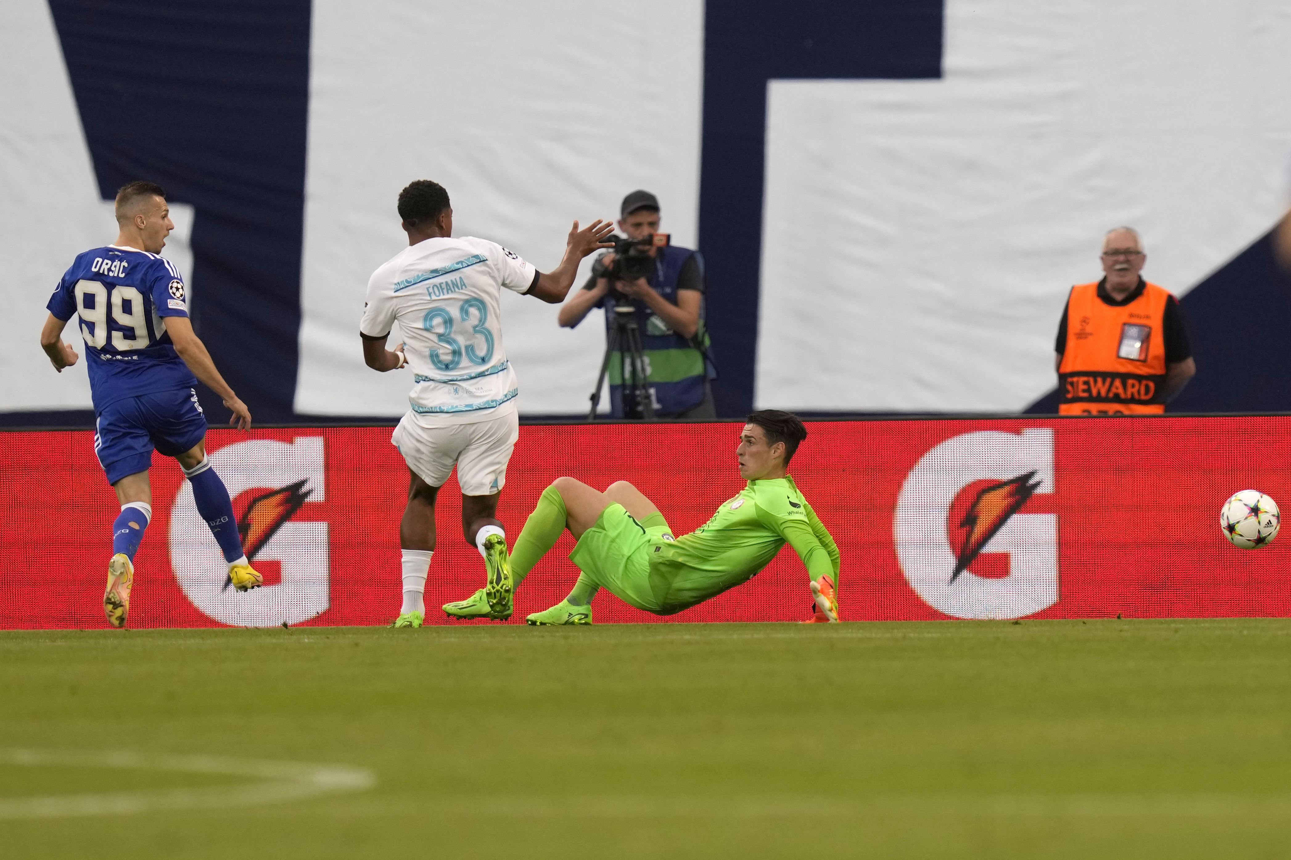 Dinamo's Mislav Orsic, left, scores his side's first goal during the Champions League group E soccer match between Dinamo Zagreb and Chelsea at the Maksimir stadium in Zagreb, Croatia, Tuesday, Sept. 6, 2022. (AP Photo/Darko Bandic)