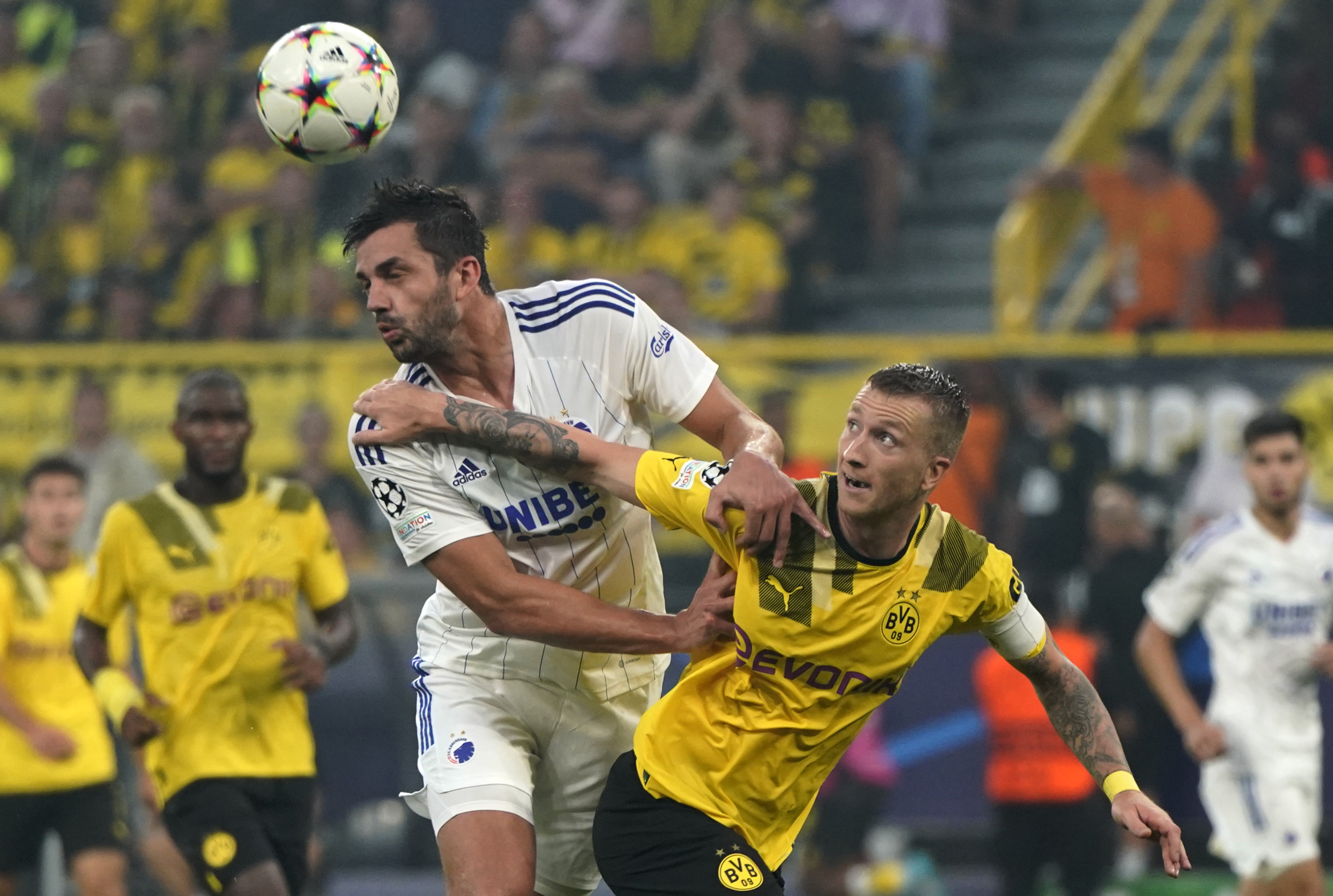 epa10164865 Dortmund's Marco Reus (R) in action against Copenhagen's Davit Khocholava (L) during the UEFA Champions League group G soccer match between Borussia Dortmund and FC Copenhagen in Dortmund, Germany, 06 September 2022.  EPA-EFE/RONALD WITTEK