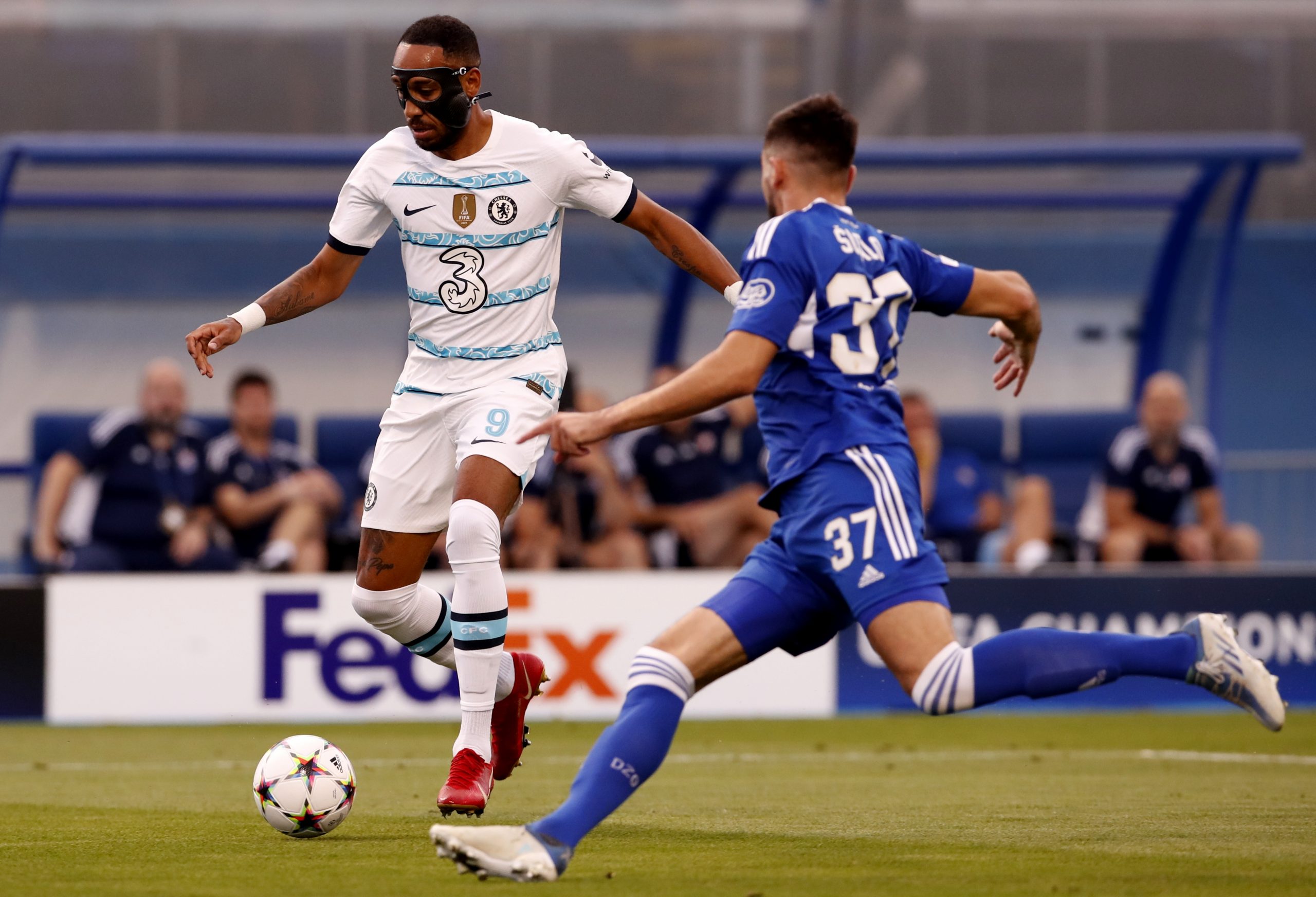 epa10164583 Josip Sutalo of GNK Dinamo (R) in action against Pierre-Emerick Aubameyang of Chelsea FC during the UEFA Champions League group E match between GNK Dinamo and Chelsea FC in Zagreb, Croatia, 06 September 2022.  EPA-EFE/ANTONIO BAT