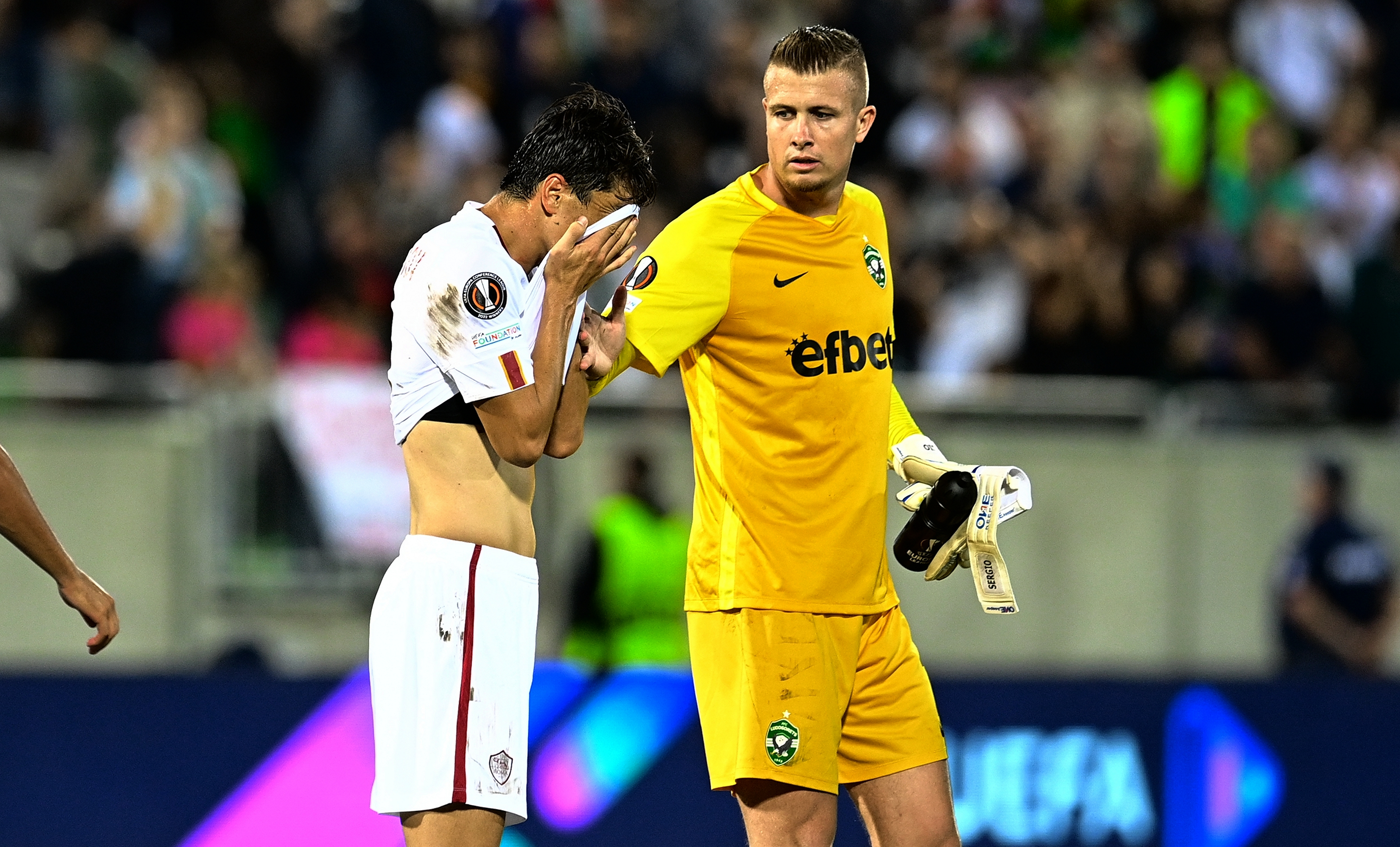 epa10170984 Roma's Eldor Shomurodov (L) and Ludogorets goalkeeper Sergio Padt (R) react after the UEFA Europa League group C soccer match between PFC Ludogorets and AS Roma in Razgrad, Bulgaria, 08 September 2022.  EPA-EFE/VASSIL DONEV