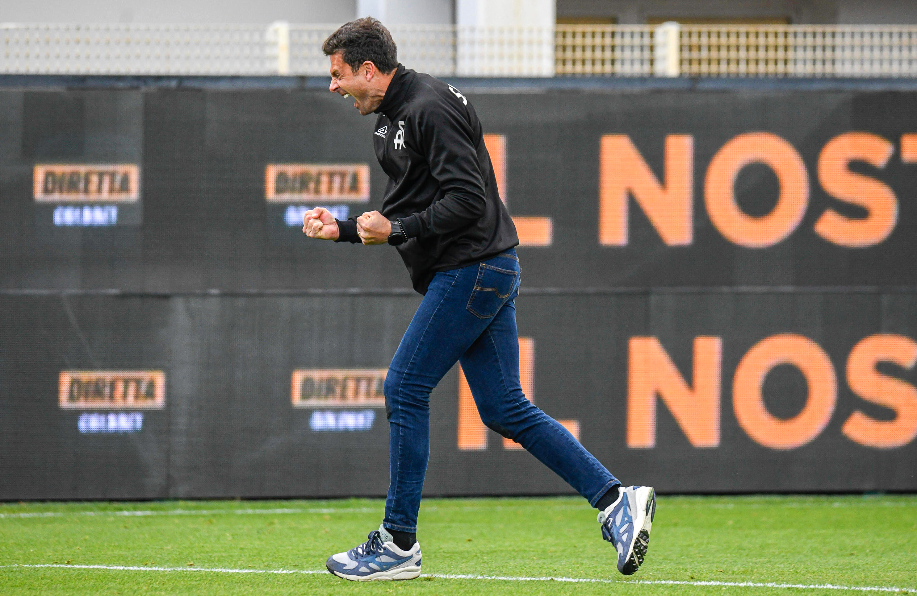 epa09865845 Spezia's head coach Thiago Motta celebrates after winning the Italian Serie A soccer match between Spezia Calcio and Venezia FC at the Alberto Picco stadium in La Spezia, Italy, 02 April 2022.  EPA-EFE/FABIO FAGIOLINI