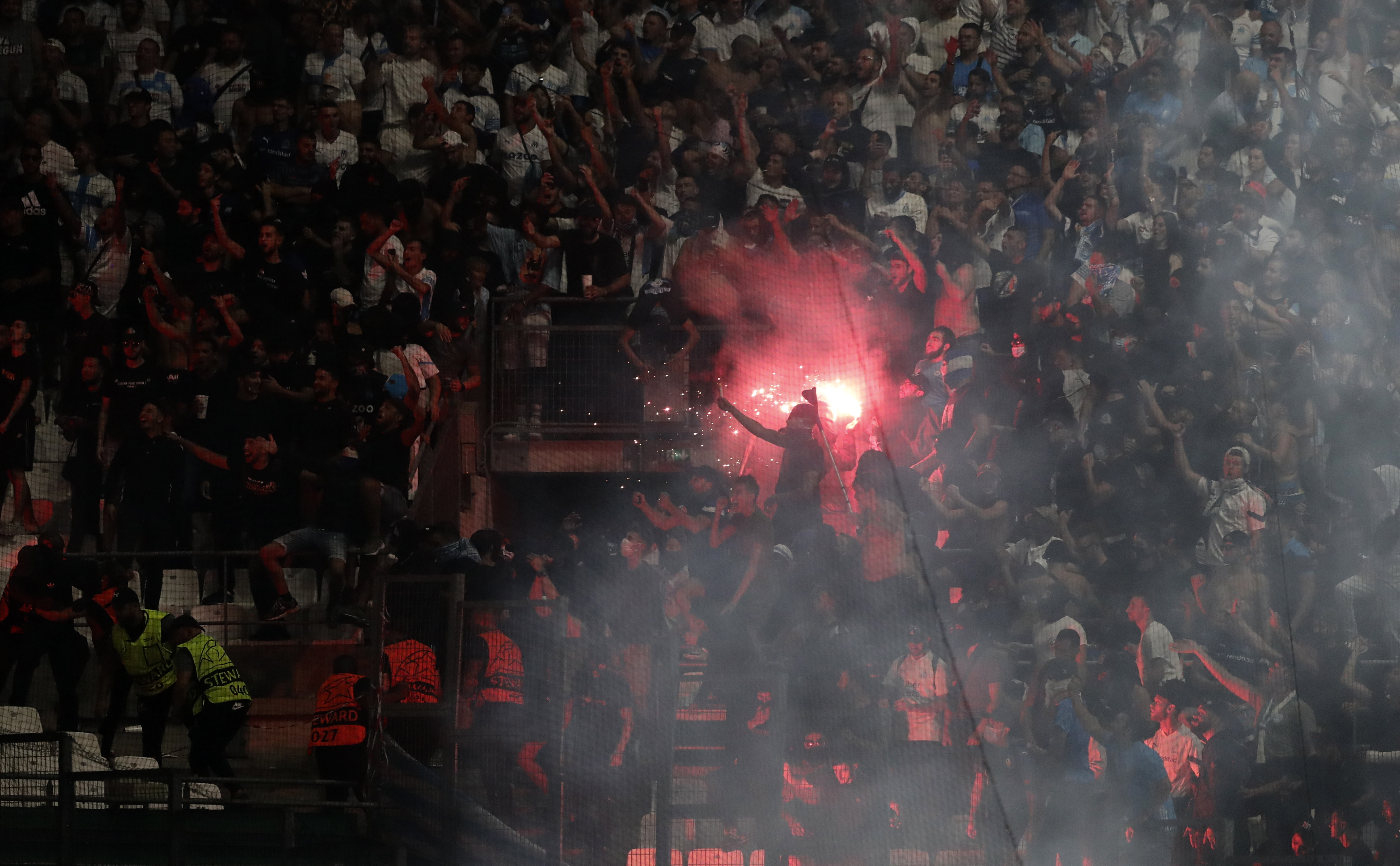 epa10182096 Supporters of Marseille light flares during the UEFA Champions League group D soccer match between Olympique Marseille and Eintracht Frankfurt in Marseille, France, 13 September 2022.  EPA-EFE/GUILLAUME HORCAJUELO