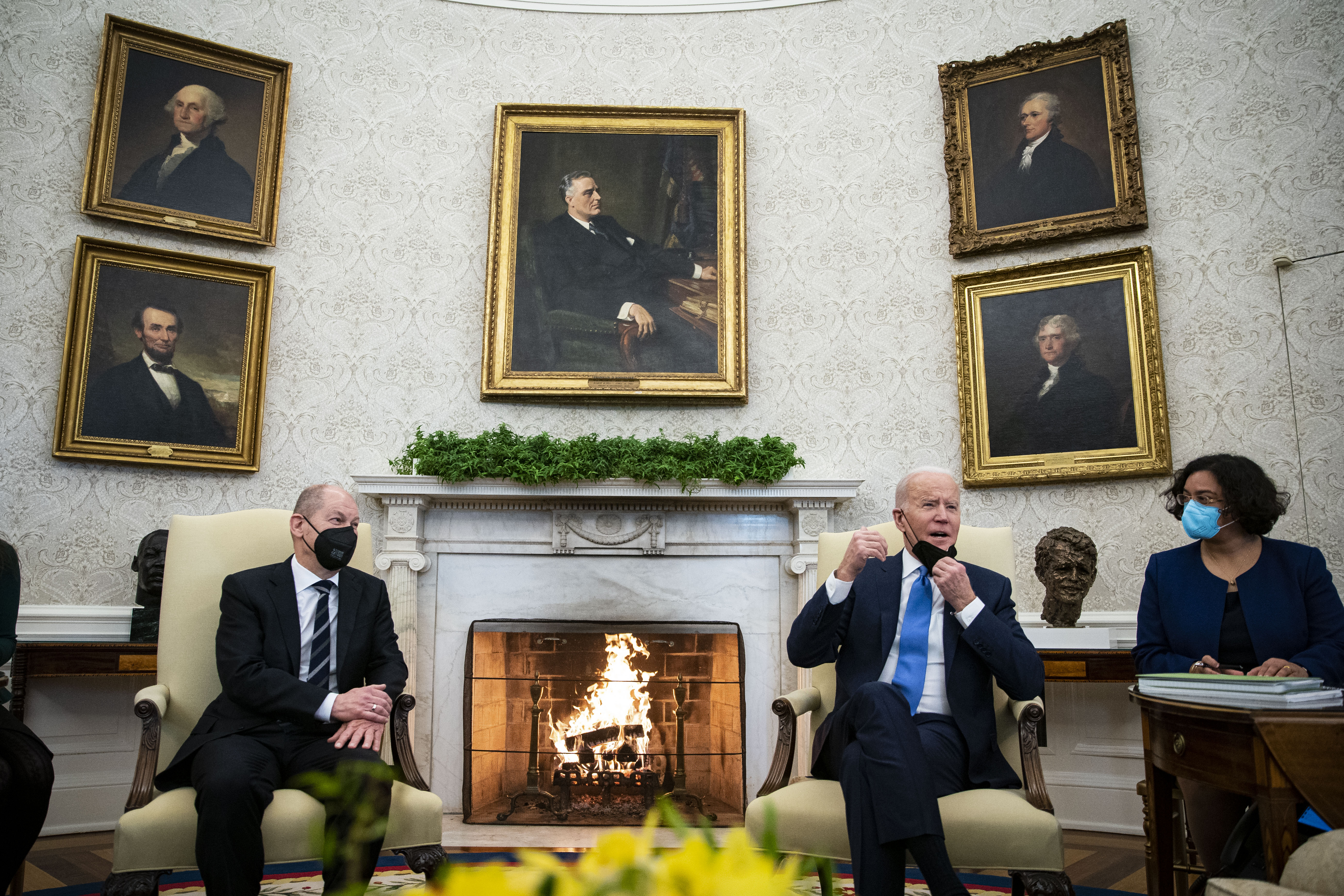 epa09736359 US President Joe Biden meets with German Chancellor Olaf Scholz in the Oval Office at the White House, in Washington, DC, USA, 07 February 2022.  EPA-EFE/Al Drago / POOL