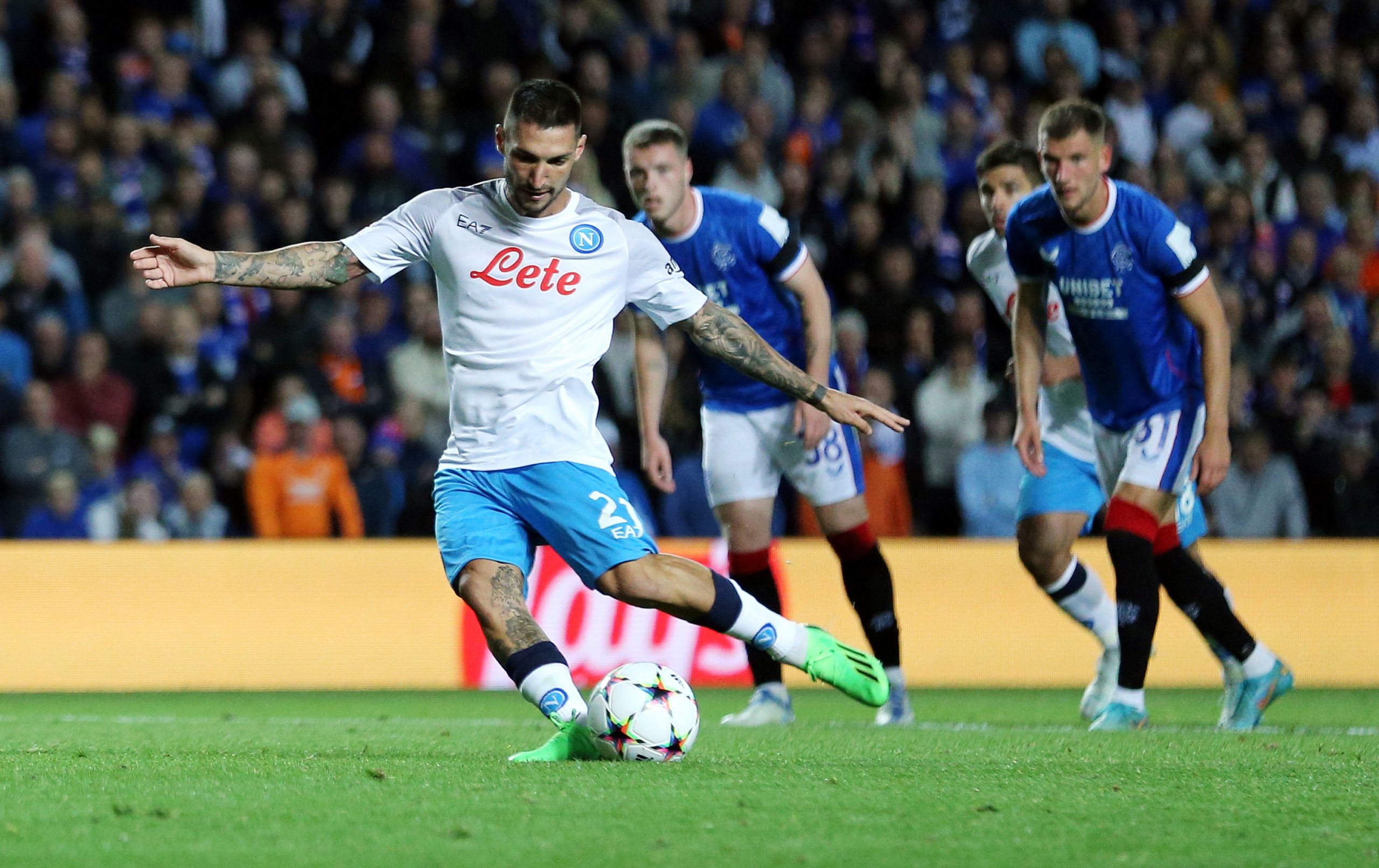 epa10184931 Matteo Politano of Napoli scores the opening goal with a penalty during the UEFA Champions League group A match between Glasgow Rangers and SSC Napoli in Glasgow, Britain, 14 September 2022.  EPA-EFE/ROBERT PERRY